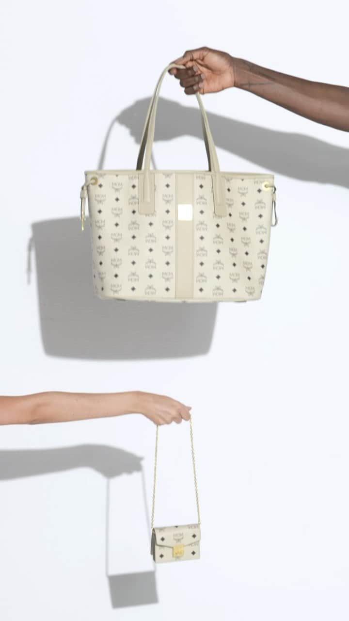 エムツェーエムのインスタグラム：「Stepping into the New Year with unmatched elegance. It’s all about you, and MCM’s there to amplify it.」