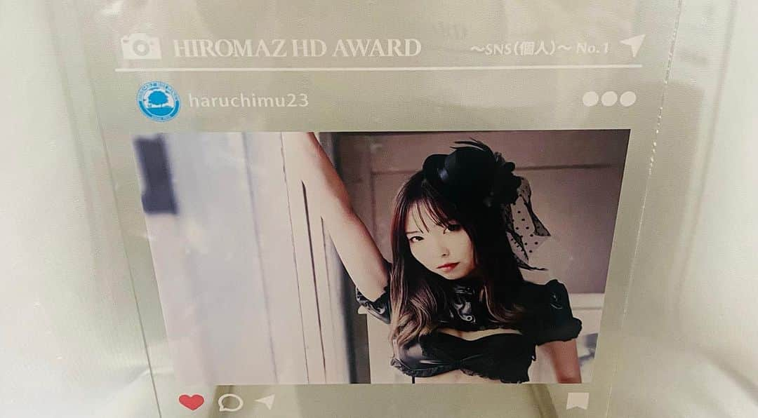 天間晴香さんのインスタグラム写真 - (天間晴香Instagram)「2023年度、ヒロマツホールディングスSNS個人部門1位に表彰されまして…🏆🥇  本当にまさかのまさかでビックリなのと凄く嬉しいです🥲🏆  きっかけを作ってくれたのは松田会長の一言から始まり、 その言葉を信じて私の中で「とりあえず1年間毎日更新してみるか」と思いどんな時もSNSに力を入れて更新してきました！ 今となっては表彰され、ここまで来れたのも松田会長のおかげです！表彰式でも会長から手渡しで貰えたので嬉しい限りです😊私の中で松田会長はRESPECTする存在だから、なにか失敗したり人生で困ったら松田会長を紹介したいぐらい尊敬🤤w  700人以上の方に拍手を贈られたのは一生忘れられない音だったな☺️🫧🧡緊張したけど！ 勝社長にもわざわざエスコートまでしてもらったり、褒められたからもっとジャパニーズビューティに貢献出来るように頑張ろうと思いました😊  ⚠️(動画はプライバシーによりスタンプで隠させてもらってます！)  私も成功ばかりでは決してなくて失敗とか沢山して来ました。なんなら失敗の方が多いかも🤔だけどそのおかげで失敗を学び今があります！  そして努力は必ず報われるという事💛  #ジャパニーズビューティ #Japanesebeauty #広島モデル #天間晴香 #はるちむ #表彰式 #Awardsceremony #レースクイーン」1月2日 12時33分 - haruchimu23