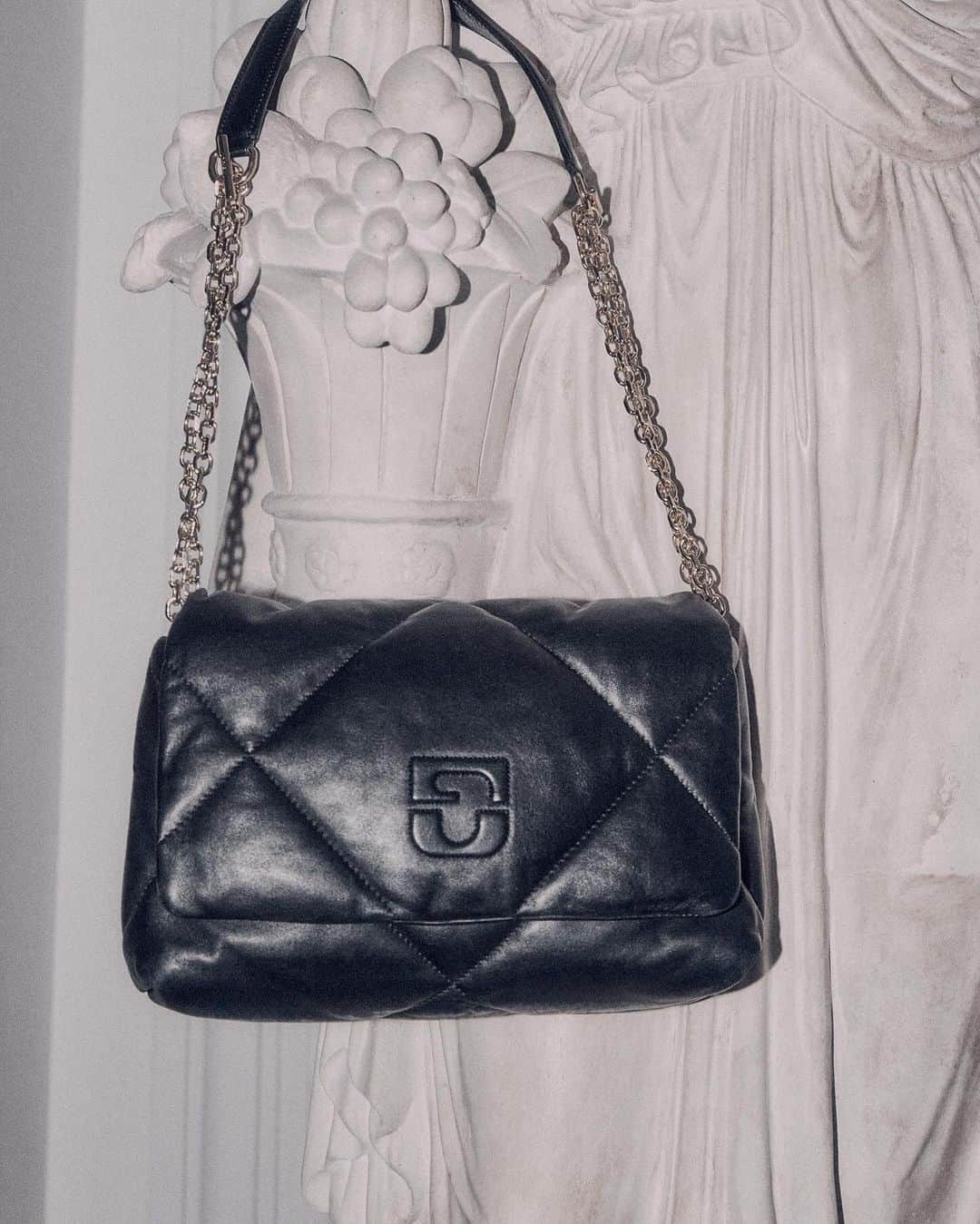 ジェラールダレルのインスタグラム：「Le Fanny s’invite à la fête avec sa bandoulière ajustable, entre cuir et éclats d’or créant un porté gracieux et pratique.  The Fanny makes an entrance at the party with its adjustable shoulder strap, blending leather and golden accents for a graceful and practical carry.」