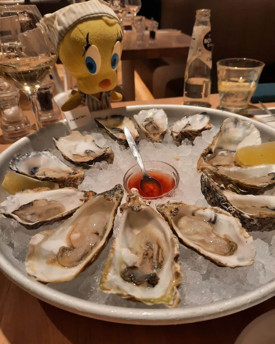 Little Yellow Birdのインスタグラム：「Let's start the year in style: oysters!! With just a squeeze of lemon, a glass of wine, perfect! #littleyellowbird #tweety #tweetykweelapis #adventures #yellow #bird #startoftheyear #instyle #oysters #oesters #findeclaire #irishrock #lemon #squeeze #seafood #food #goodfood #fruitsdemer #seafoodbar #stuffedanimalsofinstagram #plushiesofinstagram」