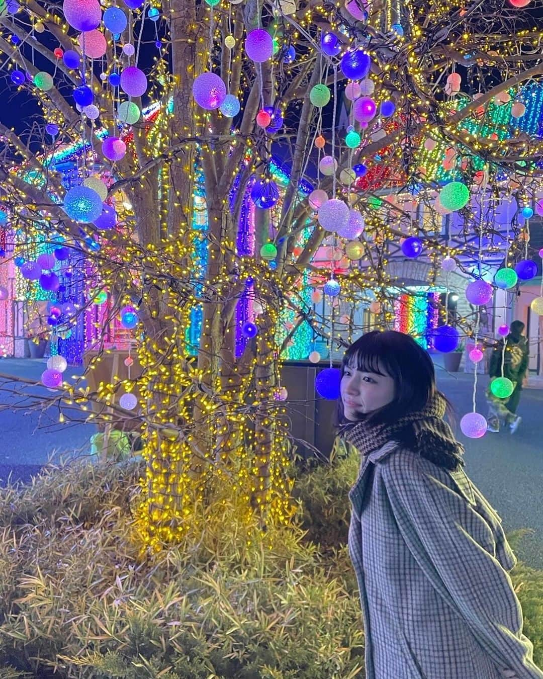 熊田和花さんのインスタグラム写真 - (熊田和花Instagram)「・ 私ごとながら、1月2日に 26歳の誕生日を迎えることができました！  25歳までの25年間は、 正直楽しい時間ばかりでは無かったけれど、 たくさんの失敗や、出会いの積み重ねで 今に繋がっていると心から思える！  そして、隠さずにありのままの自分でいると 素敵な人たちと出会えることも知りました🫶  間違いなく、今が1番楽しいです🫰  お父さんに昔から言われていたことがあって 「年相応に成長してくれればいい」 今年も年相応に成長できたんじゃないかな？  負けず嫌いだし、納得しないと前に進めない 性格のせいで迷惑をかけるかもしれないけど、 それ以上のものを返せる人でありたいな。  今、能登半島や羽田空港の事故など 胸が痛い事件が続いています。　 他人事とはまるで思えないし、 小さな私は、私にできることをしたいです。  今年もギターを弾き、音楽をつくります！  Lv.26のクマダノドカも どうぞよろしくお願いします😎🤝」1月2日 23時30分 - wa_flower_