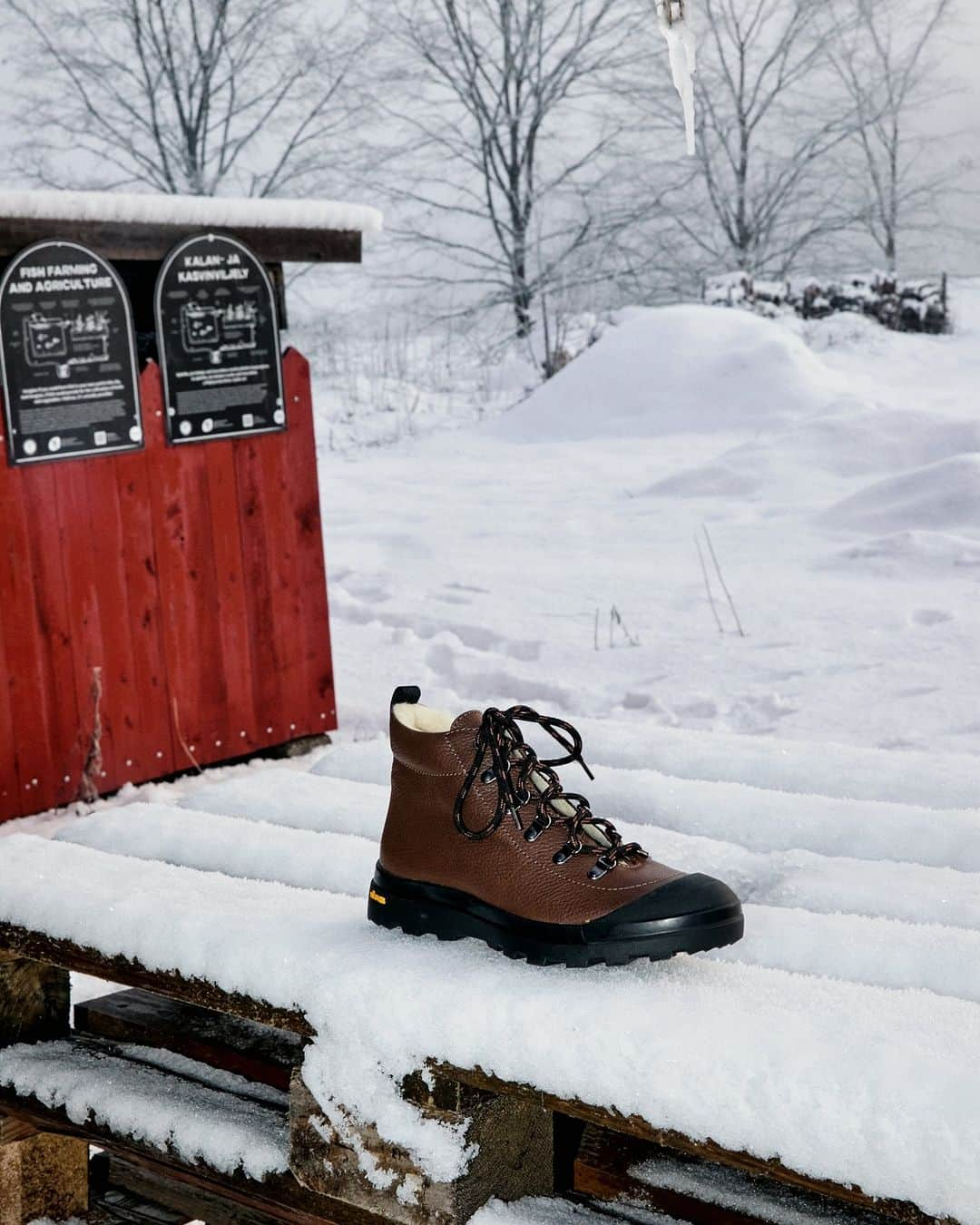 テーリポルキさんのインスタグラム写真 - (テーリポルキInstagram)「Merino wool helps you to get through the coldest days!  Find a selection of warm Winter boots from our season sale. . . #TERHIPÖLKKI #terhipölkkishoes #finnishdesign #sustainablefootwear #sale #seasonsale #warmboots #winterboots #merinowoolshoes」1月3日 0時53分 - terhipolkkishoes