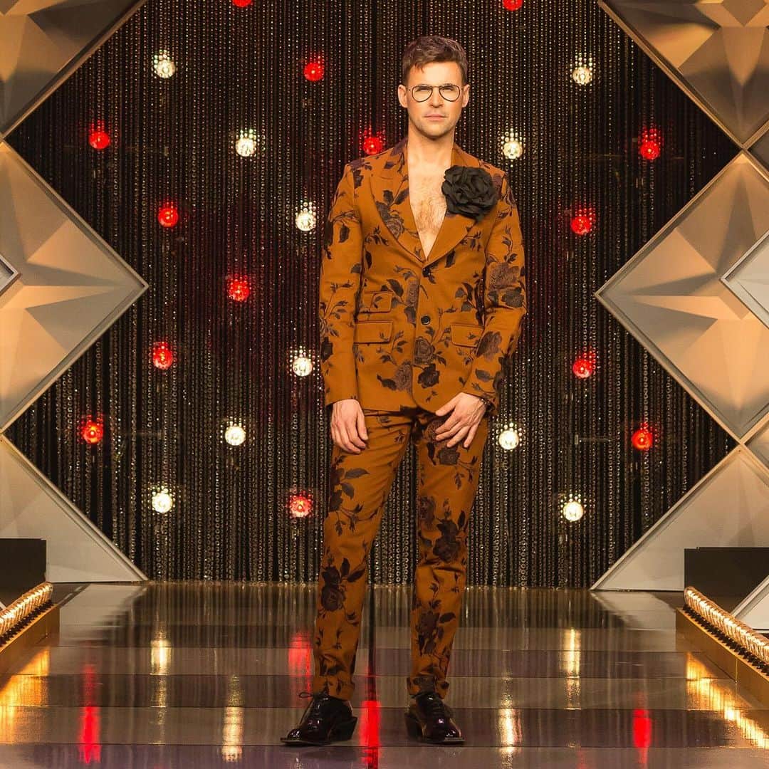 ブラッド・ゴレスキーのインスタグラム：「I forgot my shirt! Only two episodes left of @canadasdragrace and this week we have the fab @sarainfox as our guest judge! 🖤🖤  Suit by @erdem  Shoes by @dolcegabbana  Flower by @zara  Grooming by @jukka333  Photo by @asquaredphoto」