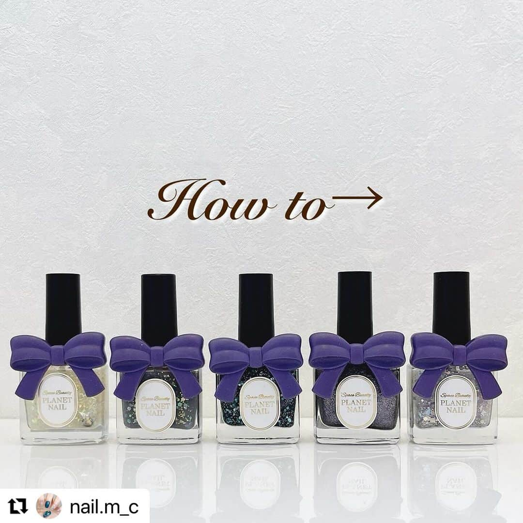 【PLANET NAIL（プラネット ネイル）】公式さんのインスタグラム写真 - (【PLANET NAIL（プラネット ネイル）】公式Instagram)「✰✰✰✰✰✰✰✰✰✰✰✰ PLANET Girl🪐 @nail.m_c さま♡  これだけのラメを使っているのにも関わらず お互いを引き出し合ってる😳✨ このバランスは まっこさんにしか引き出せない😍😍😍  毎回How toも載せてくださってるので ぜひぜひ挑戦されてください✨✨✨ ╍ ╍ ╍ ╍ ╍ ╍ ╍ ╍ ╍ ╍ ╍ ╍ ╍ ╍  ・・・ ⬇︎使用したネイルの名前は下に書いてます⬇︎  No.192 🐈‍⬛🌃  *𓂃 𓈒𓏸𑁍  𝙉𝘼𝙄𝙇 𝙂𝙊𝙊𝘿𝙎*𓂃 𓈒𓏸𑁍   a.PLANET NAIL #PLB01 #一等星の使命 b.PLANET NAIL #PLH04 #エトワールグレー c.PLANET NAIL #PLB13 #天空を操る飛行 d.PLANET NAIL #PLB28 #無限大コラプサー e.PLANET NAIL #PLB37 #ミルキーウェイの羅針盤  *𓂃 𓈒𓏸𑁍 *𓂃 𓈒𓏸𑁍 *𓂃 𓈒𓏸𑁍  . . . 『13 天空を操る飛行』を メインに使ったデザインです☆.+* 塗る前はブラックの強いブルーだと思っていましたが、 塗ってみるとグリーンにもブルーにも見えるような 淡いブラックでした！！ エトワールグレーとの相性もよく 透明ポリッシュでぼかさなくても グラデーションが作れました♡*゜  PLANET NAILを使っている時は ホロなどのパーツを使わなくても ポリッシュのみでネイルが完結することが多くて 今回もまさにそうなりました！ . . . おすすめネイルカラーなど 【LIPS】まっこ＊self nail に載せています𓂃◌𓈒𓐍 𓈒 よかったら見てください𖤣𖥧𖥣𖡡𖥧𖤣  #PLANETNAIL #プラネットネイル #きらきらネイル #キラキラネイル #ラメネイル #ラメネイル部 #ブラックネイル #グリーンネイル #ブルーネイル #星ネイル #夜空ネイル #セルフネイル #グラデーションネイル #簡単ネイル #おうちネイル #ホリデーネイル」1月3日 13時35分 - planet.jp