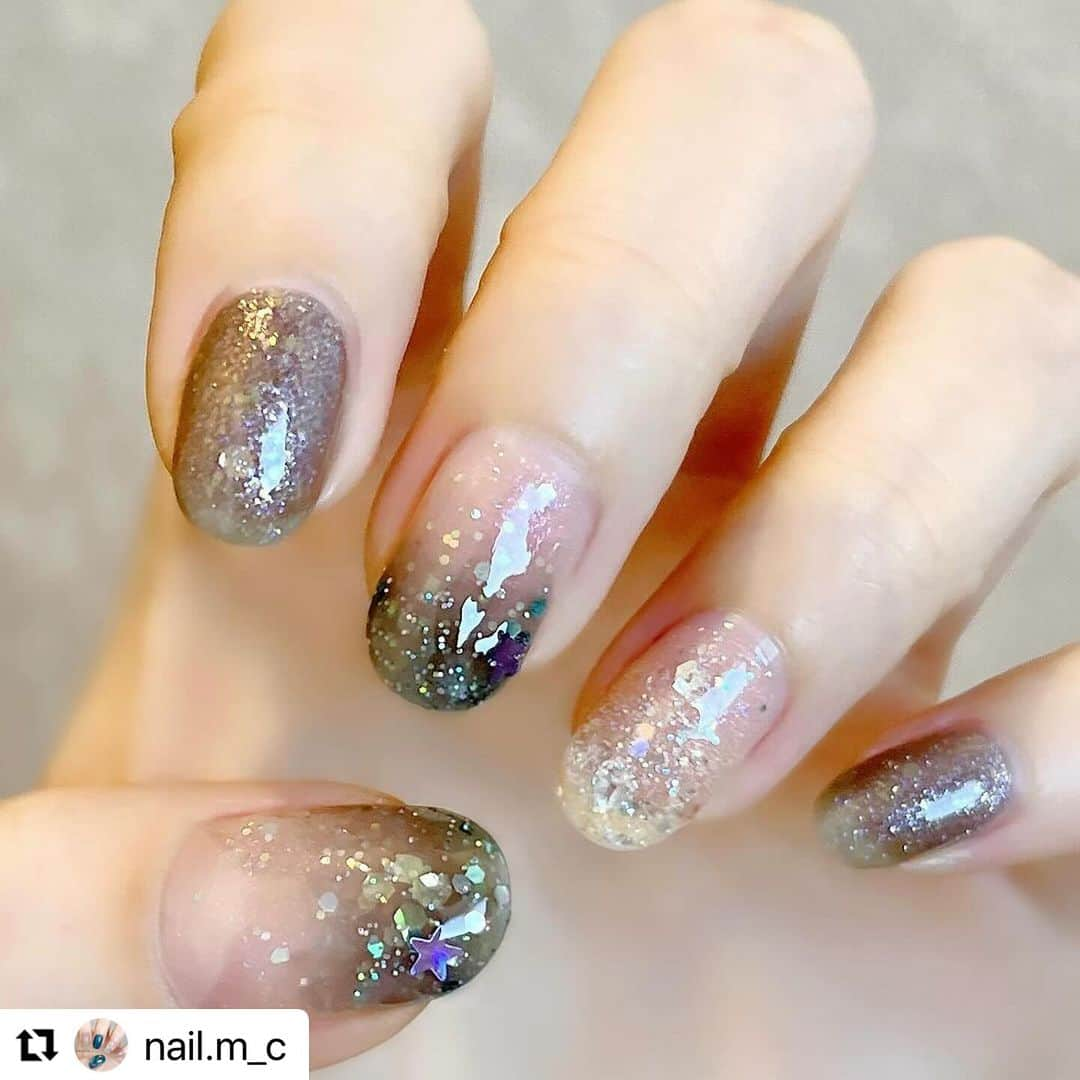 【PLANET NAIL（プラネット ネイル）】公式さんのインスタグラム写真 - (【PLANET NAIL（プラネット ネイル）】公式Instagram)「✰✰✰✰✰✰✰✰✰✰✰✰ PLANET Girl🪐 @nail.m_c さま♡  これだけのラメを使っているのにも関わらず お互いを引き出し合ってる😳✨ このバランスは まっこさんにしか引き出せない😍😍😍  毎回How toも載せてくださってるので ぜひぜひ挑戦されてください✨✨✨ ╍ ╍ ╍ ╍ ╍ ╍ ╍ ╍ ╍ ╍ ╍ ╍ ╍ ╍  ・・・ ⬇︎使用したネイルの名前は下に書いてます⬇︎  No.192 🐈‍⬛🌃  *𓂃 𓈒𓏸𑁍  𝙉𝘼𝙄𝙇 𝙂𝙊𝙊𝘿𝙎*𓂃 𓈒𓏸𑁍   a.PLANET NAIL #PLB01 #一等星の使命 b.PLANET NAIL #PLH04 #エトワールグレー c.PLANET NAIL #PLB13 #天空を操る飛行 d.PLANET NAIL #PLB28 #無限大コラプサー e.PLANET NAIL #PLB37 #ミルキーウェイの羅針盤  *𓂃 𓈒𓏸𑁍 *𓂃 𓈒𓏸𑁍 *𓂃 𓈒𓏸𑁍  . . . 『13 天空を操る飛行』を メインに使ったデザインです☆.+* 塗る前はブラックの強いブルーだと思っていましたが、 塗ってみるとグリーンにもブルーにも見えるような 淡いブラックでした！！ エトワールグレーとの相性もよく 透明ポリッシュでぼかさなくても グラデーションが作れました♡*゜  PLANET NAILを使っている時は ホロなどのパーツを使わなくても ポリッシュのみでネイルが完結することが多くて 今回もまさにそうなりました！ . . . おすすめネイルカラーなど 【LIPS】まっこ＊self nail に載せています𓂃◌𓈒𓐍 𓈒 よかったら見てください𖤣𖥧𖥣𖡡𖥧𖤣  #PLANETNAIL #プラネットネイル #きらきらネイル #キラキラネイル #ラメネイル #ラメネイル部 #ブラックネイル #グリーンネイル #ブルーネイル #星ネイル #夜空ネイル #セルフネイル #グラデーションネイル #簡単ネイル #おうちネイル #ホリデーネイル」1月3日 13時35分 - planet.jp