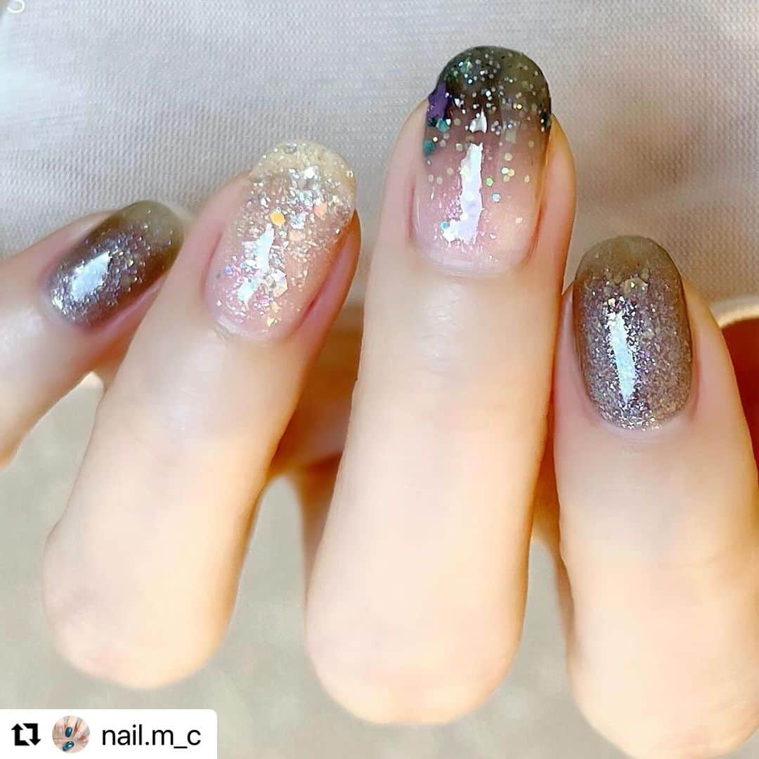 【PLANET NAIL（プラネット ネイル）】公式さんのインスタグラム写真 - (【PLANET NAIL（プラネット ネイル）】公式Instagram)「✰✰✰✰✰✰✰✰✰✰✰✰ PLANET Girl🪐 @nail.m_c さま♡  これだけのラメを使っているのにも関わらず お互いを引き出し合ってる😳✨ このバランスは まっこさんにしか引き出せない😍😍😍  毎回How toも載せてくださってるので ぜひぜひ挑戦されてください✨✨✨ ╍ ╍ ╍ ╍ ╍ ╍ ╍ ╍ ╍ ╍ ╍ ╍ ╍ ╍  ・・・ ⬇︎使用したネイルの名前は下に書いてます⬇︎  No.192 🐈‍⬛🌃  *𓂃 𓈒𓏸𑁍  𝙉𝘼𝙄𝙇 𝙂𝙊𝙊𝘿𝙎*𓂃 𓈒𓏸𑁍   a.PLANET NAIL #PLB01 #一等星の使命 b.PLANET NAIL #PLH04 #エトワールグレー c.PLANET NAIL #PLB13 #天空を操る飛行 d.PLANET NAIL #PLB28 #無限大コラプサー e.PLANET NAIL #PLB37 #ミルキーウェイの羅針盤  *𓂃 𓈒𓏸𑁍 *𓂃 𓈒𓏸𑁍 *𓂃 𓈒𓏸𑁍  . . . 『13 天空を操る飛行』を メインに使ったデザインです☆.+* 塗る前はブラックの強いブルーだと思っていましたが、 塗ってみるとグリーンにもブルーにも見えるような 淡いブラックでした！！ エトワールグレーとの相性もよく 透明ポリッシュでぼかさなくても グラデーションが作れました♡*゜  PLANET NAILを使っている時は ホロなどのパーツを使わなくても ポリッシュのみでネイルが完結することが多くて 今回もまさにそうなりました！ . . . おすすめネイルカラーなど 【LIPS】まっこ＊self nail に載せています𓂃◌𓈒𓐍 𓈒 よかったら見てください𖤣𖥧𖥣𖡡𖥧𖤣  #PLANETNAIL #プラネットネイル #きらきらネイル #キラキラネイル #ラメネイル #ラメネイル部 #ブラックネイル #グリーンネイル #ブルーネイル #星ネイル #夜空ネイル #セルフネイル #グラデーションネイル #簡単ネイル #おうちネイル #ホリデーネイル」1月3日 13時35分 - planet.jp