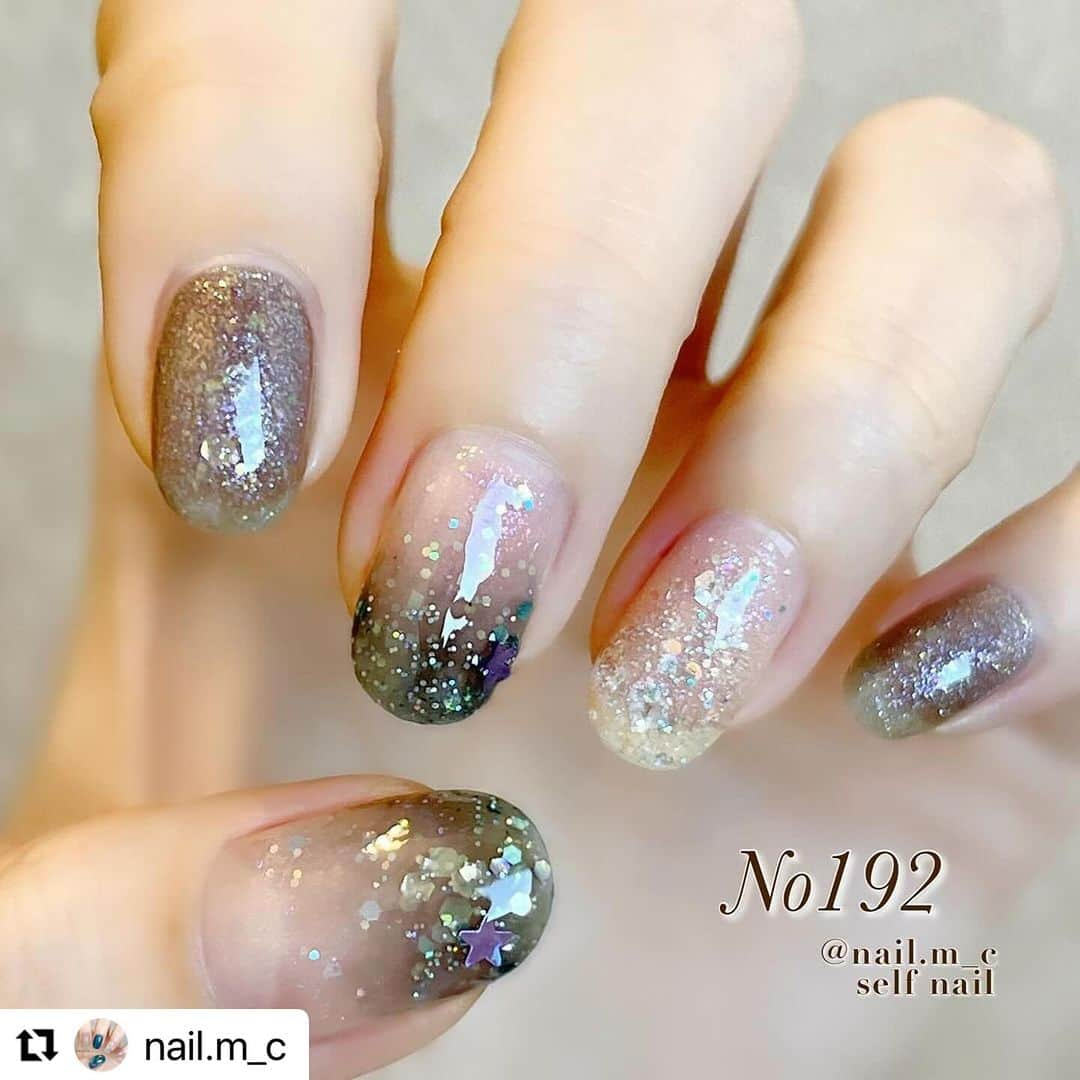 【PLANET NAIL（プラネット ネイル）】公式さんのインスタグラム写真 - (【PLANET NAIL（プラネット ネイル）】公式Instagram)「✰✰✰✰✰✰✰✰✰✰✰✰ PLANET Girl🪐 @nail.m_c さま♡  これだけのラメを使っているのにも関わらず お互いを引き出し合ってる😳✨ このバランスは まっこさんにしか引き出せない😍😍😍  毎回How toも載せてくださってるので ぜひぜひ挑戦されてください✨✨✨ ╍ ╍ ╍ ╍ ╍ ╍ ╍ ╍ ╍ ╍ ╍ ╍ ╍ ╍  ・・・ ⬇︎使用したネイルの名前は下に書いてます⬇︎  No.192 🐈‍⬛🌃  *𓂃 𓈒𓏸𑁍  𝙉𝘼𝙄𝙇 𝙂𝙊𝙊𝘿𝙎*𓂃 𓈒𓏸𑁍   a.PLANET NAIL #PLB01 #一等星の使命 b.PLANET NAIL #PLH04 #エトワールグレー c.PLANET NAIL #PLB13 #天空を操る飛行 d.PLANET NAIL #PLB28 #無限大コラプサー e.PLANET NAIL #PLB37 #ミルキーウェイの羅針盤  *𓂃 𓈒𓏸𑁍 *𓂃 𓈒𓏸𑁍 *𓂃 𓈒𓏸𑁍  . . . 『13 天空を操る飛行』を メインに使ったデザインです☆.+* 塗る前はブラックの強いブルーだと思っていましたが、 塗ってみるとグリーンにもブルーにも見えるような 淡いブラックでした！！ エトワールグレーとの相性もよく 透明ポリッシュでぼかさなくても グラデーションが作れました♡*゜  PLANET NAILを使っている時は ホロなどのパーツを使わなくても ポリッシュのみでネイルが完結することが多くて 今回もまさにそうなりました！ . . . おすすめネイルカラーなど 【LIPS】まっこ＊self nail に載せています𓂃◌𓈒𓐍 𓈒 よかったら見てください𖤣𖥧𖥣𖡡𖥧𖤣  #PLANETNAIL #プラネットネイル #きらきらネイル #キラキラネイル #ラメネイル #ラメネイル部 #ブラックネイル #グリーンネイル #ブルーネイル #星ネイル #夜空ネイル #セルフネイル #グラデーションネイル #簡単ネイル #おうちネイル #ホリデーネイル」1月3日 13時35分 - planet.jp