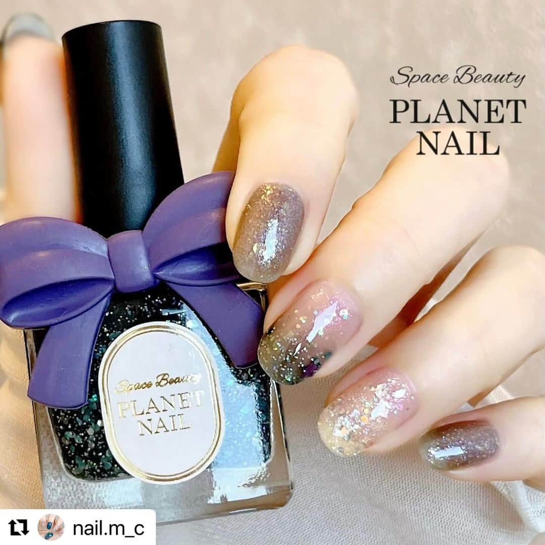 【PLANET NAIL（プラネット ネイル）】公式さんのインスタグラム写真 - (【PLANET NAIL（プラネット ネイル）】公式Instagram)「✰✰✰✰✰✰✰✰✰✰✰✰ PLANET Girl🪐 @nail.m_c さま♡  これだけのラメを使っているのにも関わらず お互いを引き出し合ってる😳✨ このバランスは まっこさんにしか引き出せない😍😍😍  毎回How toも載せてくださってるので ぜひぜひ挑戦されてください✨✨✨ ╍ ╍ ╍ ╍ ╍ ╍ ╍ ╍ ╍ ╍ ╍ ╍ ╍ ╍  ・・・ ⬇︎使用したネイルの名前は下に書いてます⬇︎  No.192 🐈‍⬛🌃  *𓂃 𓈒𓏸𑁍  𝙉𝘼𝙄𝙇 𝙂𝙊𝙊𝘿𝙎*𓂃 𓈒𓏸𑁍   a.PLANET NAIL #PLB01 #一等星の使命 b.PLANET NAIL #PLH04 #エトワールグレー c.PLANET NAIL #PLB13 #天空を操る飛行 d.PLANET NAIL #PLB28 #無限大コラプサー e.PLANET NAIL #PLB37 #ミルキーウェイの羅針盤  *𓂃 𓈒𓏸𑁍 *𓂃 𓈒𓏸𑁍 *𓂃 𓈒𓏸𑁍  . . . 『13 天空を操る飛行』を メインに使ったデザインです☆.+* 塗る前はブラックの強いブルーだと思っていましたが、 塗ってみるとグリーンにもブルーにも見えるような 淡いブラックでした！！ エトワールグレーとの相性もよく 透明ポリッシュでぼかさなくても グラデーションが作れました♡*゜  PLANET NAILを使っている時は ホロなどのパーツを使わなくても ポリッシュのみでネイルが完結することが多くて 今回もまさにそうなりました！ . . . おすすめネイルカラーなど 【LIPS】まっこ＊self nail に載せています𓂃◌𓈒𓐍 𓈒 よかったら見てください𖤣𖥧𖥣𖡡𖥧𖤣  #PLANETNAIL #プラネットネイル #きらきらネイル #キラキラネイル #ラメネイル #ラメネイル部 #ブラックネイル #グリーンネイル #ブルーネイル #星ネイル #夜空ネイル #セルフネイル #グラデーションネイル #簡単ネイル #おうちネイル #ホリデーネイル」1月3日 13時35分 - planet.jp