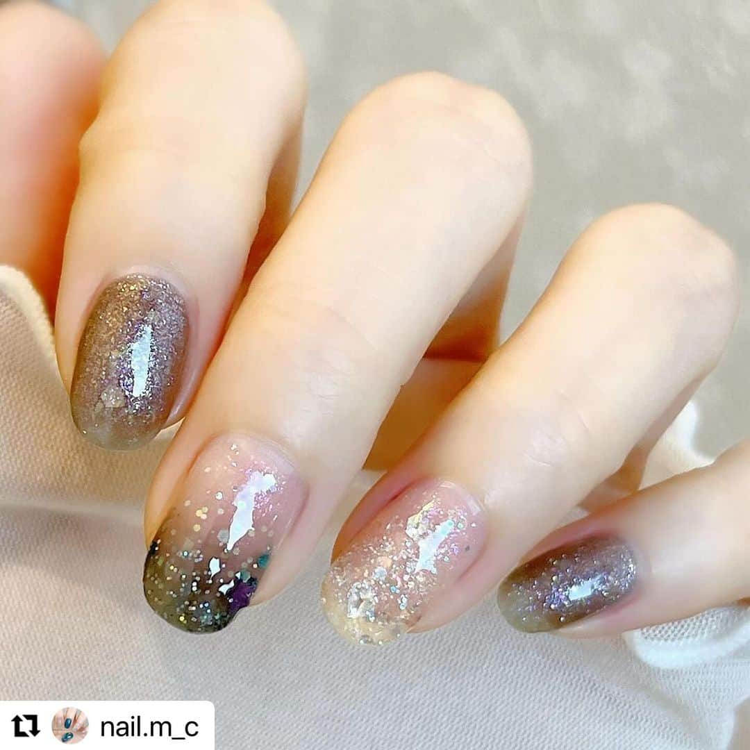 【PLANET NAIL（プラネット ネイル）】公式さんのインスタグラム写真 - (【PLANET NAIL（プラネット ネイル）】公式Instagram)「✰✰✰✰✰✰✰✰✰✰✰✰ PLANET Girl🪐 @nail.m_c さま♡  これだけのラメを使っているのにも関わらず お互いを引き出し合ってる😳✨ このバランスは まっこさんにしか引き出せない😍😍😍  毎回How toも載せてくださってるので ぜひぜひ挑戦されてください✨✨✨ ╍ ╍ ╍ ╍ ╍ ╍ ╍ ╍ ╍ ╍ ╍ ╍ ╍ ╍  ・・・ ⬇︎使用したネイルの名前は下に書いてます⬇︎  No.192 🐈‍⬛🌃  *𓂃 𓈒𓏸𑁍  𝙉𝘼𝙄𝙇 𝙂𝙊𝙊𝘿𝙎*𓂃 𓈒𓏸𑁍   a.PLANET NAIL #PLB01 #一等星の使命 b.PLANET NAIL #PLH04 #エトワールグレー c.PLANET NAIL #PLB13 #天空を操る飛行 d.PLANET NAIL #PLB28 #無限大コラプサー e.PLANET NAIL #PLB37 #ミルキーウェイの羅針盤  *𓂃 𓈒𓏸𑁍 *𓂃 𓈒𓏸𑁍 *𓂃 𓈒𓏸𑁍  . . . 『13 天空を操る飛行』を メインに使ったデザインです☆.+* 塗る前はブラックの強いブルーだと思っていましたが、 塗ってみるとグリーンにもブルーにも見えるような 淡いブラックでした！！ エトワールグレーとの相性もよく 透明ポリッシュでぼかさなくても グラデーションが作れました♡*゜  PLANET NAILを使っている時は ホロなどのパーツを使わなくても ポリッシュのみでネイルが完結することが多くて 今回もまさにそうなりました！ . . . おすすめネイルカラーなど 【LIPS】まっこ＊self nail に載せています𓂃◌𓈒𓐍 𓈒 よかったら見てください𖤣𖥧𖥣𖡡𖥧𖤣  #PLANETNAIL #プラネットネイル #きらきらネイル #キラキラネイル #ラメネイル #ラメネイル部 #ブラックネイル #グリーンネイル #ブルーネイル #星ネイル #夜空ネイル #セルフネイル #グラデーションネイル #簡単ネイル #おうちネイル #ホリデーネイル」1月3日 13時35分 - planet.jp