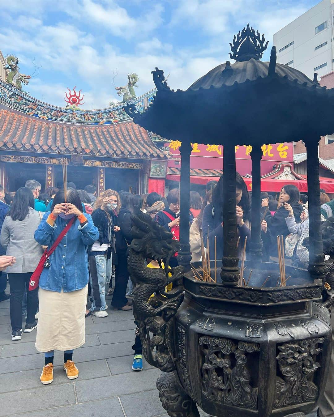 荒尾茉紀さんのインスタグラム写真 - (荒尾茉紀Instagram)「HappyNewYear🎍 今年は台湾で、念願の101タワー花火🇹🇼  色んな人に会えて食べて楽しかった😊  まさかのプチ宮崎会もできた！  10年前に台北ロケでお世話になってからの友人 @mondo0718 どこに行っても声かけられる有名人になってて感動😭全て仕込みらしいけど…どこまでが真実？笑  11年ぶりに奇跡的な再会ができた @arisanday 異国の地で自分でお店やってて、相変わらずカッコいい✨来年1月2日もあそこで乾花きこうね🎤笑  2024年は密かに決めた目標があるので頑張ります‼️ ただ何より、いま健康に安全に暮らせていることに感謝しなきゃ、と心から思う新年の始まり。  今年もきっと皆さんに沢山お世話になります🙇‍♀️ だから何かあったらいつでも連絡ください❤️  #happynewyear #明けましておめでとうございます  #2024 #台湾 #台北101 #台湾グルメ #taipei #taipei101」1月3日 21時43分 - maki.arao