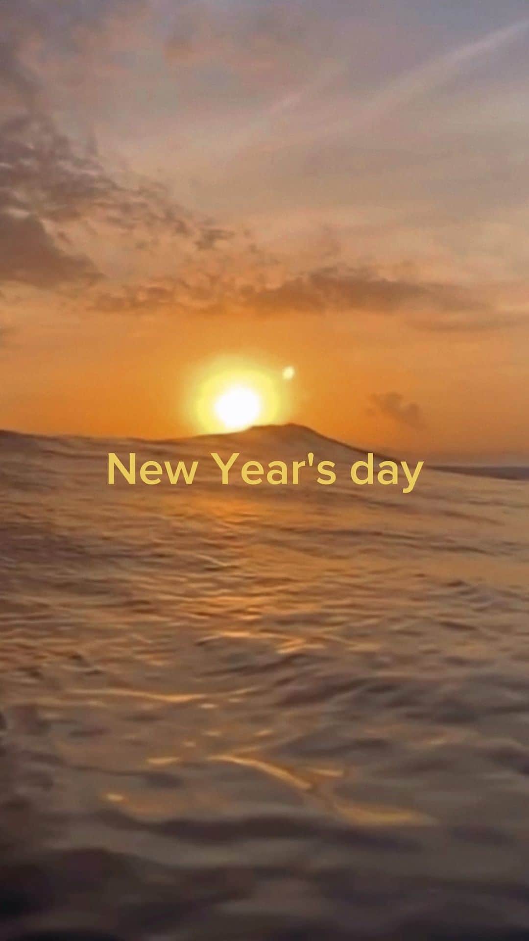 OLYA VIKULOVAのインスタグラム：「Отметить Новый год в океане — ✅  Новогоднее настроение на острове — вещь редкая. Очень уж сложно его здесь испытать среди пальм )  Но как же им не наполниться до краев, когда собралась классная компания ребят, бегущих в океан в красных колпаках, купальниках с мишурой и бенгальскими огнями, чтобы отметить Новый год не ради галочки, а от большого желания🤗  В этот день было все равно на каталку: шутки, смех, факапы и приоритет на волне человеку с колпаком🧑‍🎄😅  📸 За такие атмосферные кадры спасибо @already_high_enough_  #oldmansbeach #oldmans #surf #surfing #surfinglife」