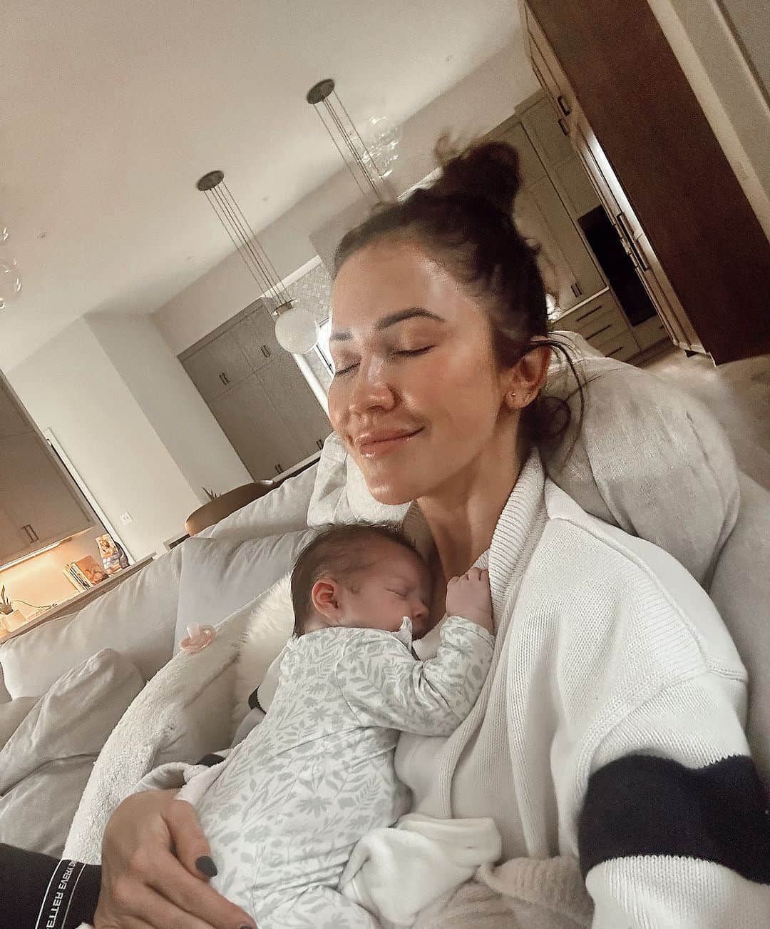 ケイトリン・ブリストーのインスタグラム：「I don’t even care if it looks like I have a mustache. This baby snuggle was just what the dr ordered. I love you sweet baby Georgia」