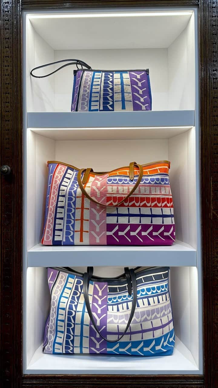 リバティオブロンドンのインスタグラム：「Stack the #Liberty bag shelves with us 💜 Link in bio.」