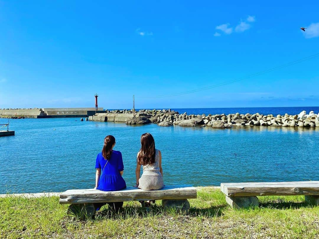 大寺かおりさんのインスタグラム写真 - (大寺かおりInstagram)「3年前に行った石川旅行。 和倉温泉から輪島まで向かう途中 観光タクシーの運転手さんが「ここも綺麗だよ」 とたくさん紹介してくださった海沿いの景色。 . 車を降りて寄った町では 「結婚を機にこの街に来たのよ」と 私の祖母くらいの年齢の地元の方とお話させていただき それぞれの場所に人の営みがあって いろんな人生があるんだなぁと感じた場所だった。 . 私は旅行で一度行っただけだけど あの時自分の目で見た景色があまりに綺麗で ずっと変わらずにいてほしいと願います。 . 誰もが誰かにとっての大切な存在。 救助を望んでいる方、安否不明の方が どうかご無事でいますように。 . そして大人はもちろん子どもたちの不安も 日々大きくなっていることと思います。 1日でも早く安心して過ごせる日が来ますように。」1月4日 2時31分 - kaori_ootera