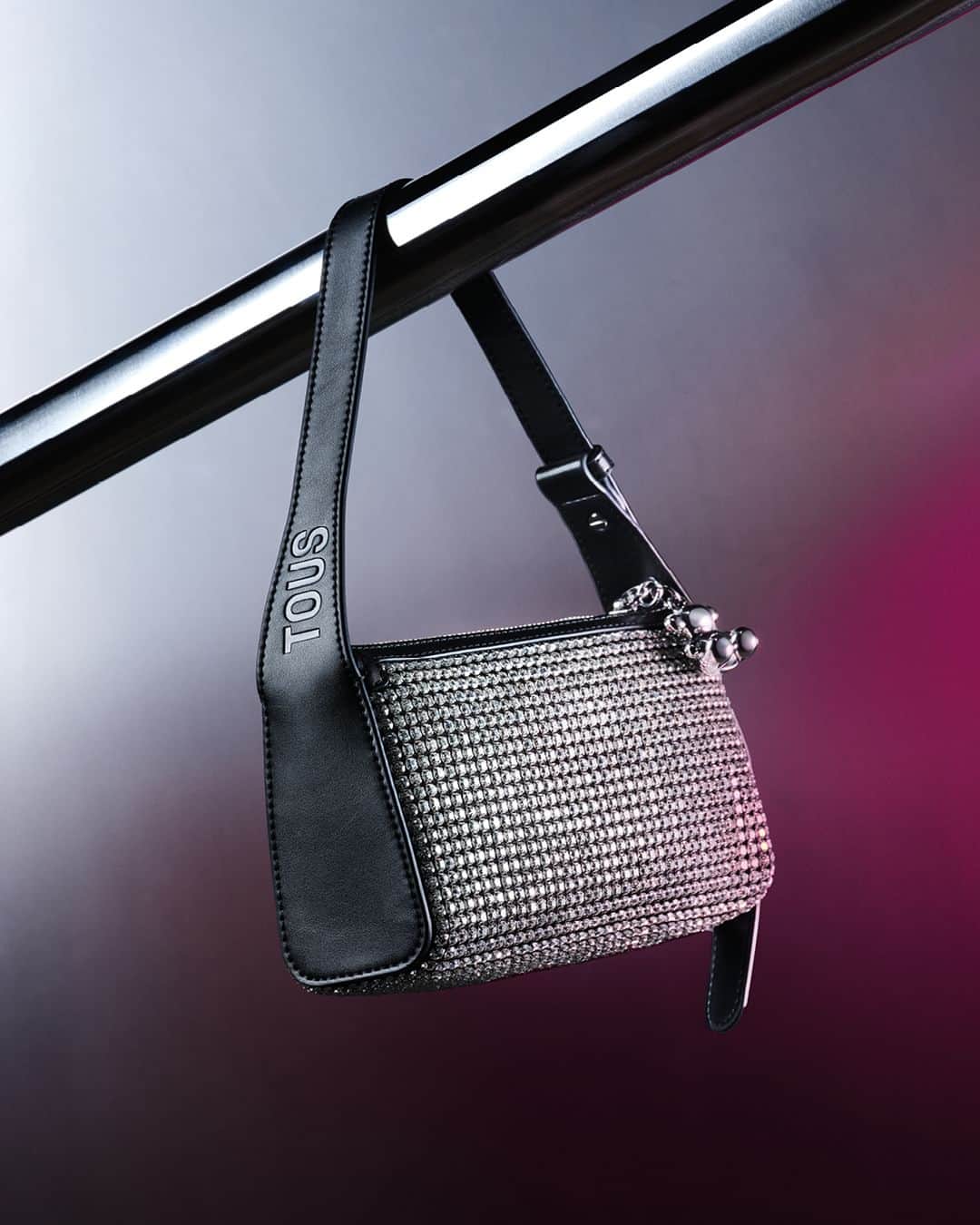 トウスのインスタグラム：「New year, new bag! And we suggest you should definitely go for a sparkling one ✨ #CelebratingAllStyles」