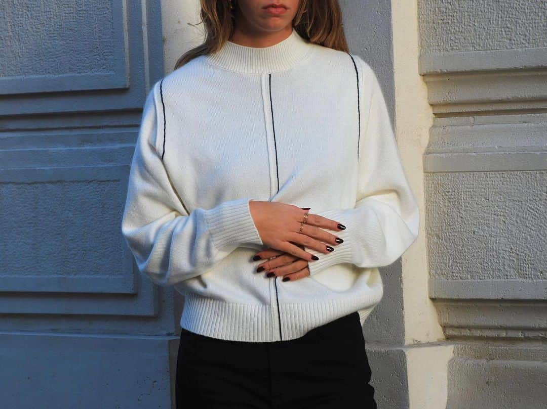 クーカイのインスタグラム：「Adoptez élégance et simplicité dans le confort du pull col montant Navy blanc, disponible en ligne et dans toutes nos boutiques 🤍 - Embrace elegance and simplicity in the comfort of the Navy white stand-up collar sweater, available online and in all our boutiques 🤍  #kookai #fashion #FW23#kookaistyle #ootd #outfitinspiration #outfitideas #outfitoftheday #newcollection」