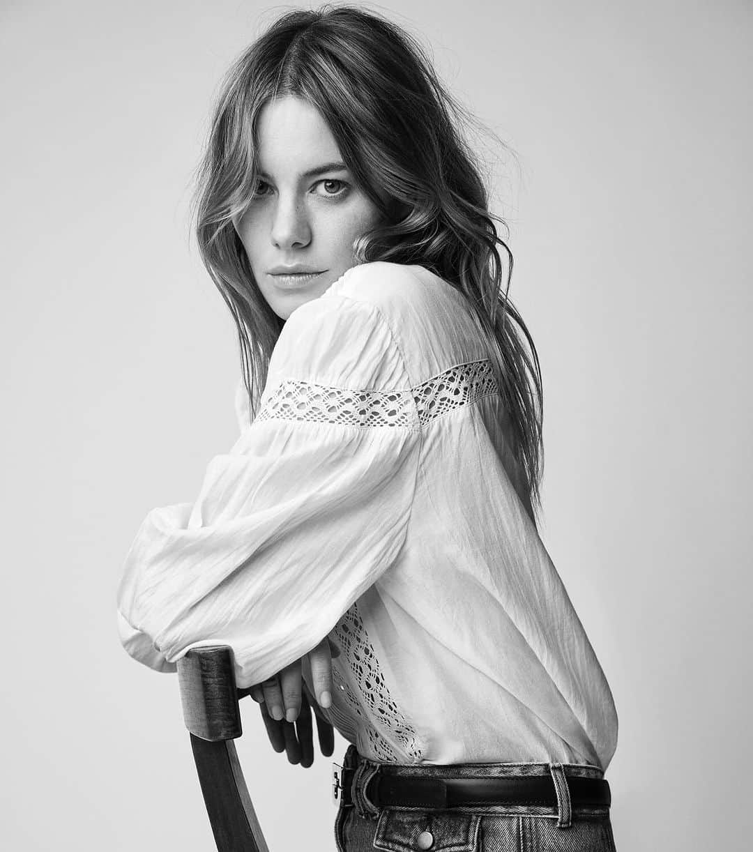 ジェラールダレルのインスタグラム：「Avec son regard de rockstar Camille Rowe nous raconte et l’allure et le charme, carte postale de Paris et de Paname.  With the rockstar look in her eyes Camille Rowe tells the story of both allure and charm, a postcard from Paris and Paname.」