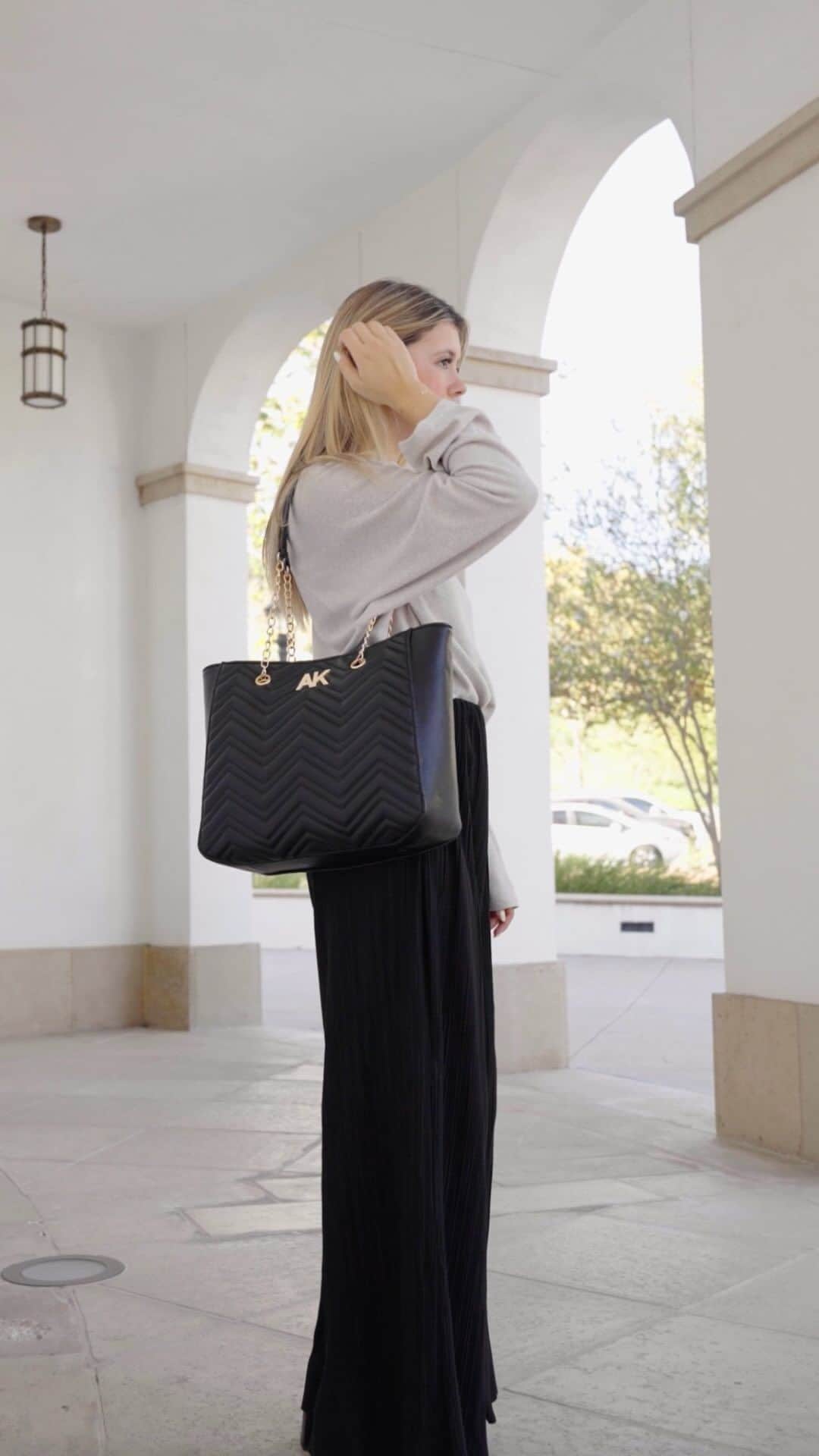 アンクラインのインスタグラム：「Ease into the new year with sophistication and style! 🤍  Become #AnneInsider」