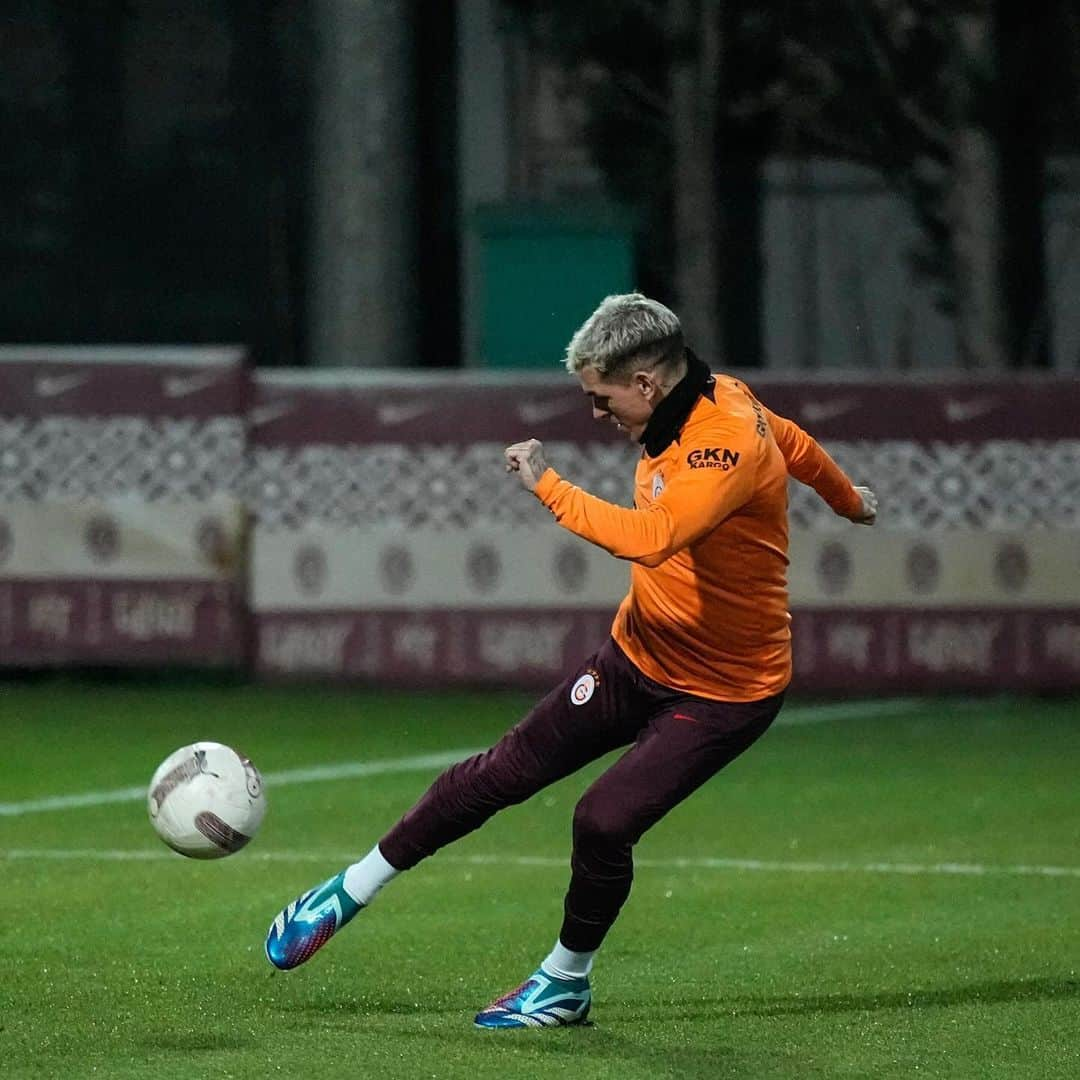 ルーカス・トレイラのインスタグラム：「De vuelta en casa 💛❤️ 💪🏻⚽️ #LT34🐜🇺🇾」