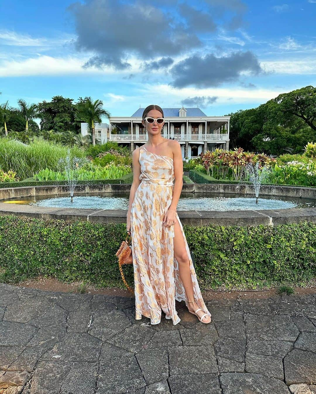 ミリー・マッキントッシュのインスタグラム：「A few of my looks from our trip to Mauritius. Let me know which one is your favourite in the comments 🐚🌴🌺🥥  *some items gifted」