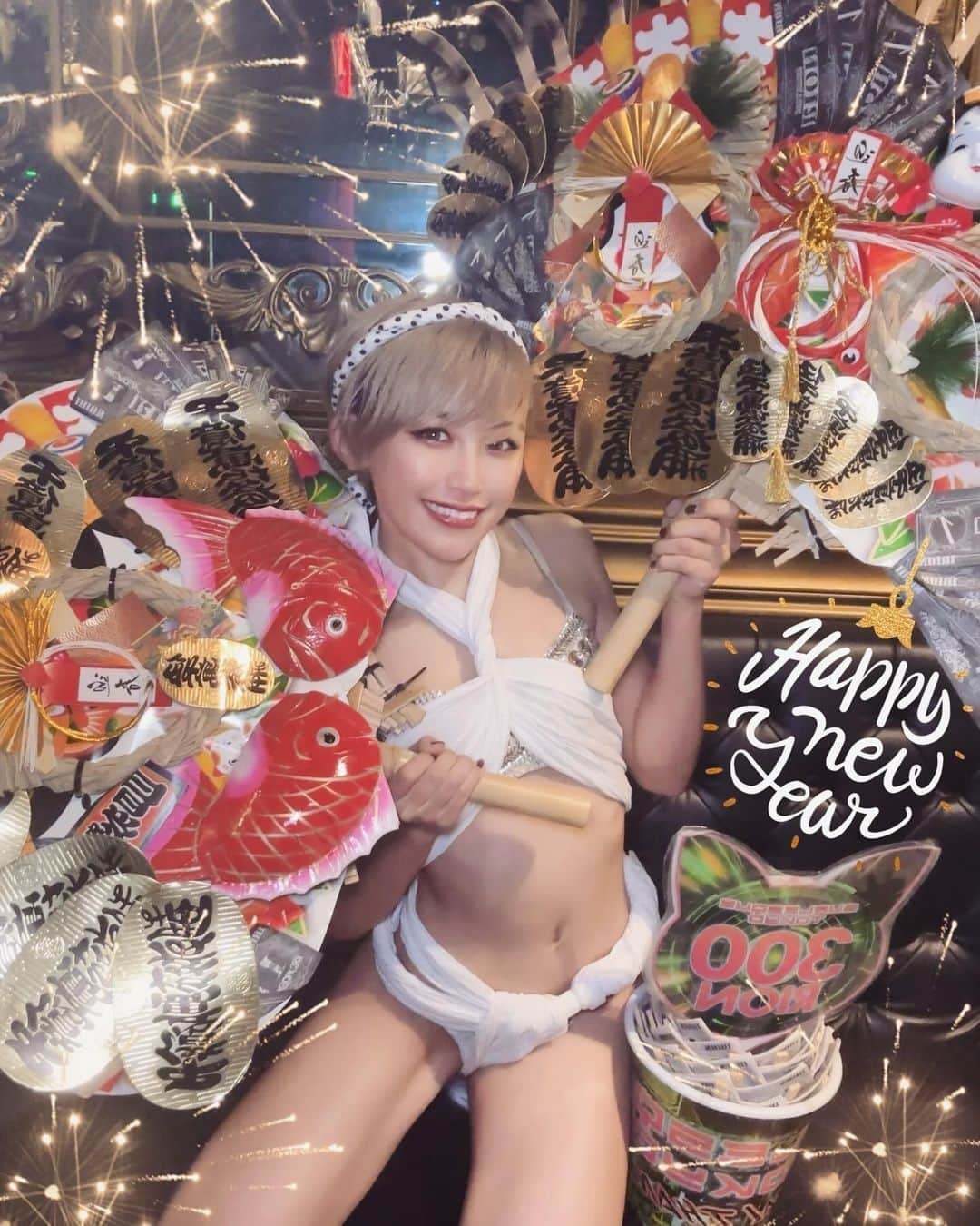 エリーさんのインスタグラム写真 - (エリーInstagram)「大好きなお客様達が来てくれて 最っ高にHappyなバーレスク初めになりました✨ ・ こんな最初から幸せでどうしましょう！ 本当に有難うございました...！🌅🎍 ・ 2024年も全力でショーをやっていきますので どうぞ宜しくお願いします♡ ・ 熊手リオンめでたい✨👏🌅 ・ ・ ・ #2024#褌#happynewyear  #金髪ショート#バーレスク東京#burlesquetokyo」1月4日 8時18分 - ery_burlesque