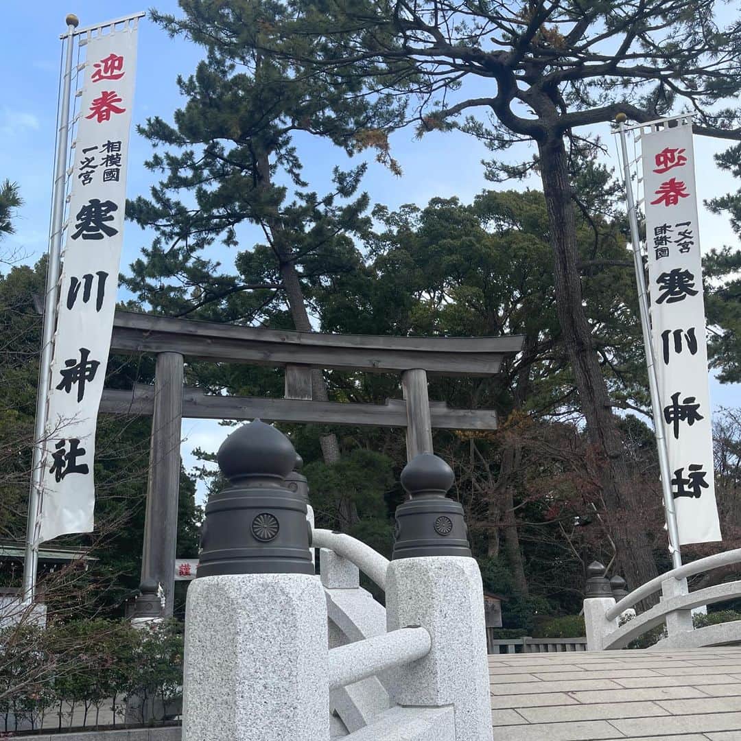 谷+１。のインスタグラム：「後厄終わったのでお札を納めに来ました😌 厄除け3年間ありがとうございました🙇🏻‍♂️ 厄抜けしましたのでいろんなことに思う存分チャレンジして行きます🤨🐉 #寒川神社」