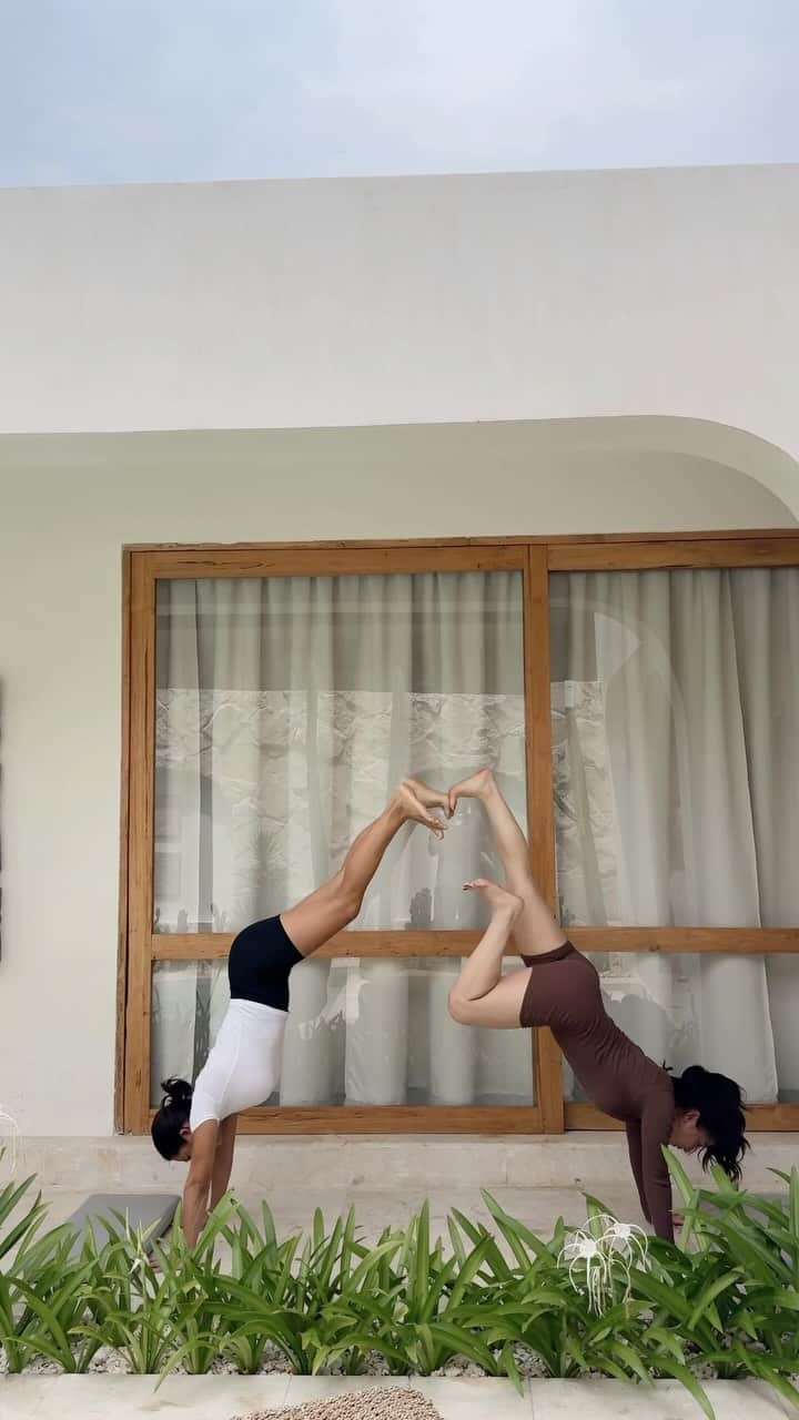 Jennifer Bachdimのインスタグラム：「No better way than starting 2024 with a challenge right?! Thank you @nikitawillyofficial94 for joining my challenge 🤣🤣 you did amazing !!! ☺️  . . Try it with your friend and tag us ❤️ #WorkoutWithJen #YogaChallenge」