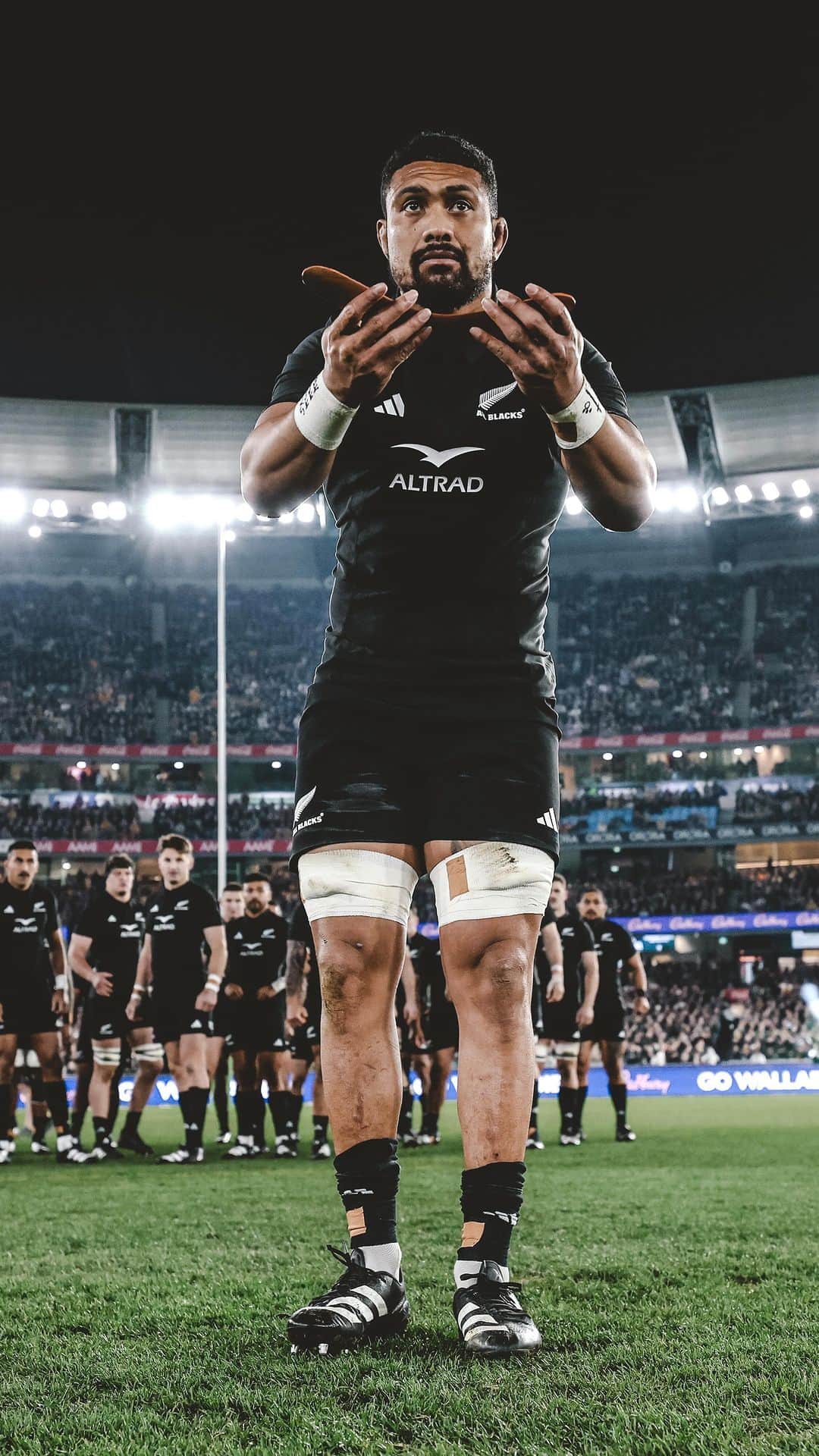 All Blacksのインスタグラム：「This was such a special gesture from the Wallabies 🖤  #AllBlacks」