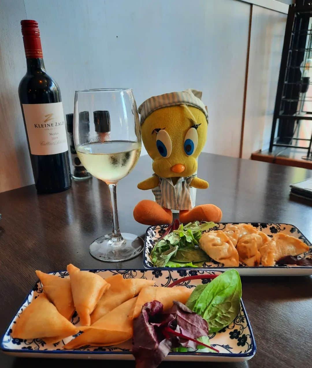 Little Yellow Birdさんのインスタグラム写真 - (Little Yellow BirdInstagram)「It is, of course, still raining...Time for some comfort food: dim sum! Nice and hot and a little bit spicy! #lit#tweety #tweetykweelapis #adventures #yellow #bird #holidays #rainyday #regen #rain #cold #guur #dimsum #lunch #chinesefood #goodfood #gyoza #deepfried #yummy #stuffedanimalsofinstagram #plushiesofinstagram」1月4日 23時09分 - tweetykweelapis