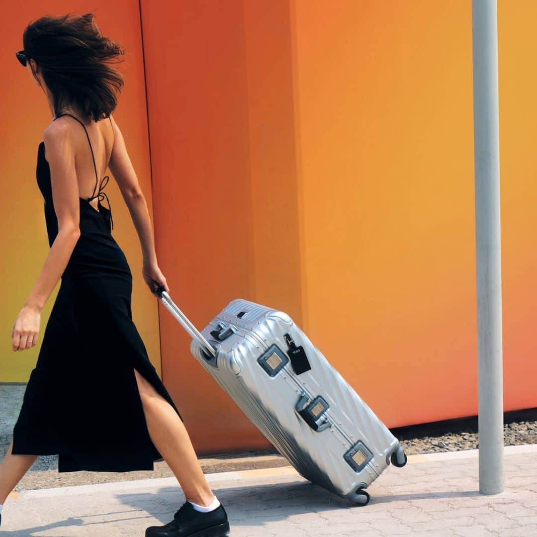 トゥミのインスタグラム：「Where are you traveling first in 2024? Drop your destinations in the comments.  #TUMI19D」
