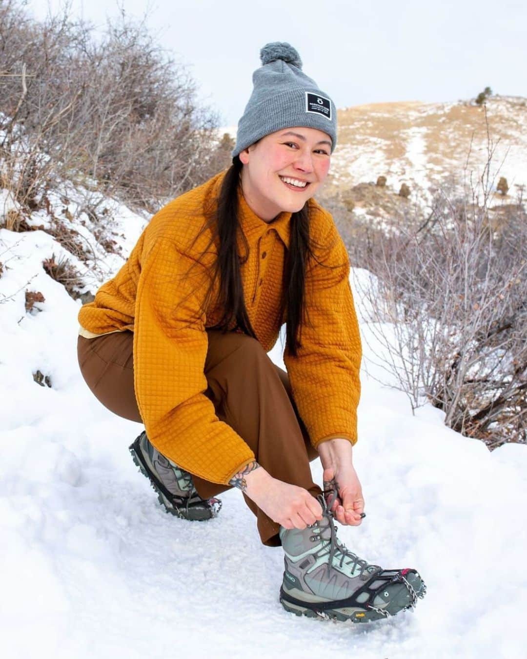 オボズのインスタグラム：「All smiles for a well-fitted and secured hiking boot!    Before stepping out on the snowy trails, check out our lace tying hacks that will keep you comfortable and supported for the many miles ahead! 🥾    Lace Tying Blog: Link in bio ✨」