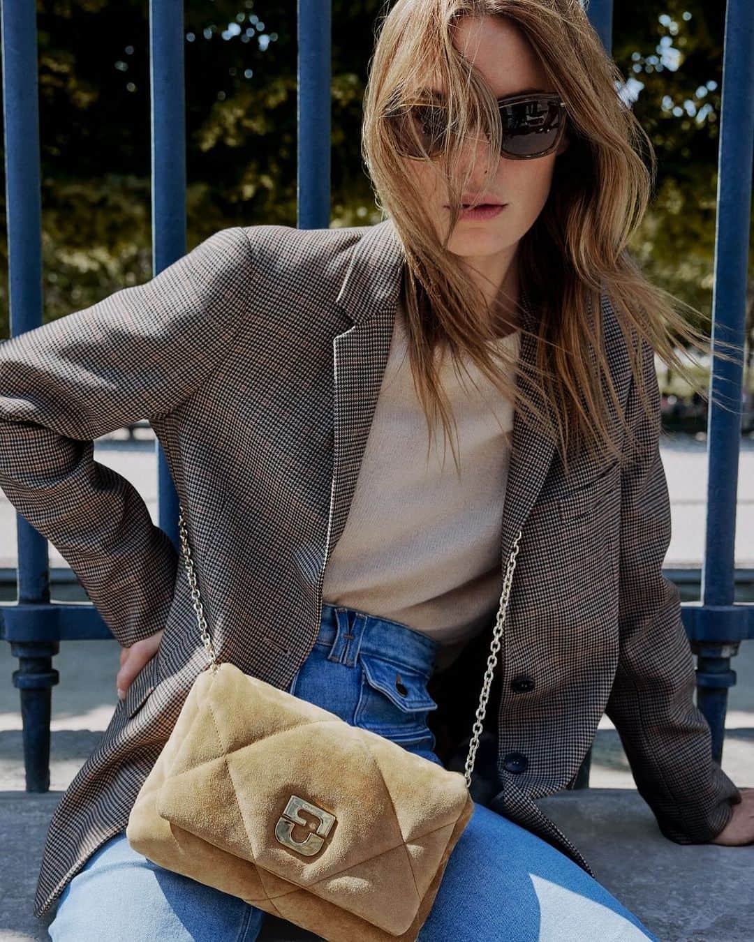 ジェラールダレルのインスタグラム：「Coiffée décoiffée, chic et décontractée, la parisienne vue par Darel est à la fois originale et originelle.  Hair both done and undone, chic and casual, the Parisian woman seen by Darel is two kinds of original.」