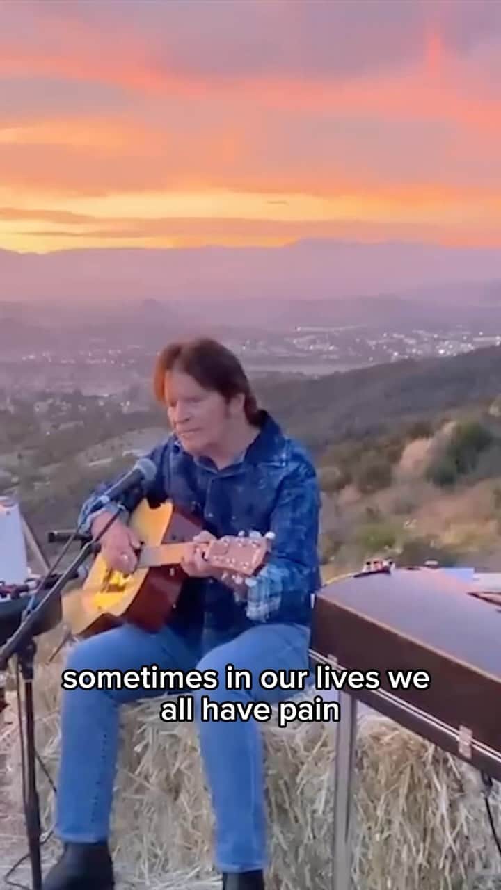 ジョン・フォガティのインスタグラム：「John’s cover of “Lean On Me” by Bill Withers with Fogerty’s Factory 🎶 @shanefogerty @tylerfogerty」