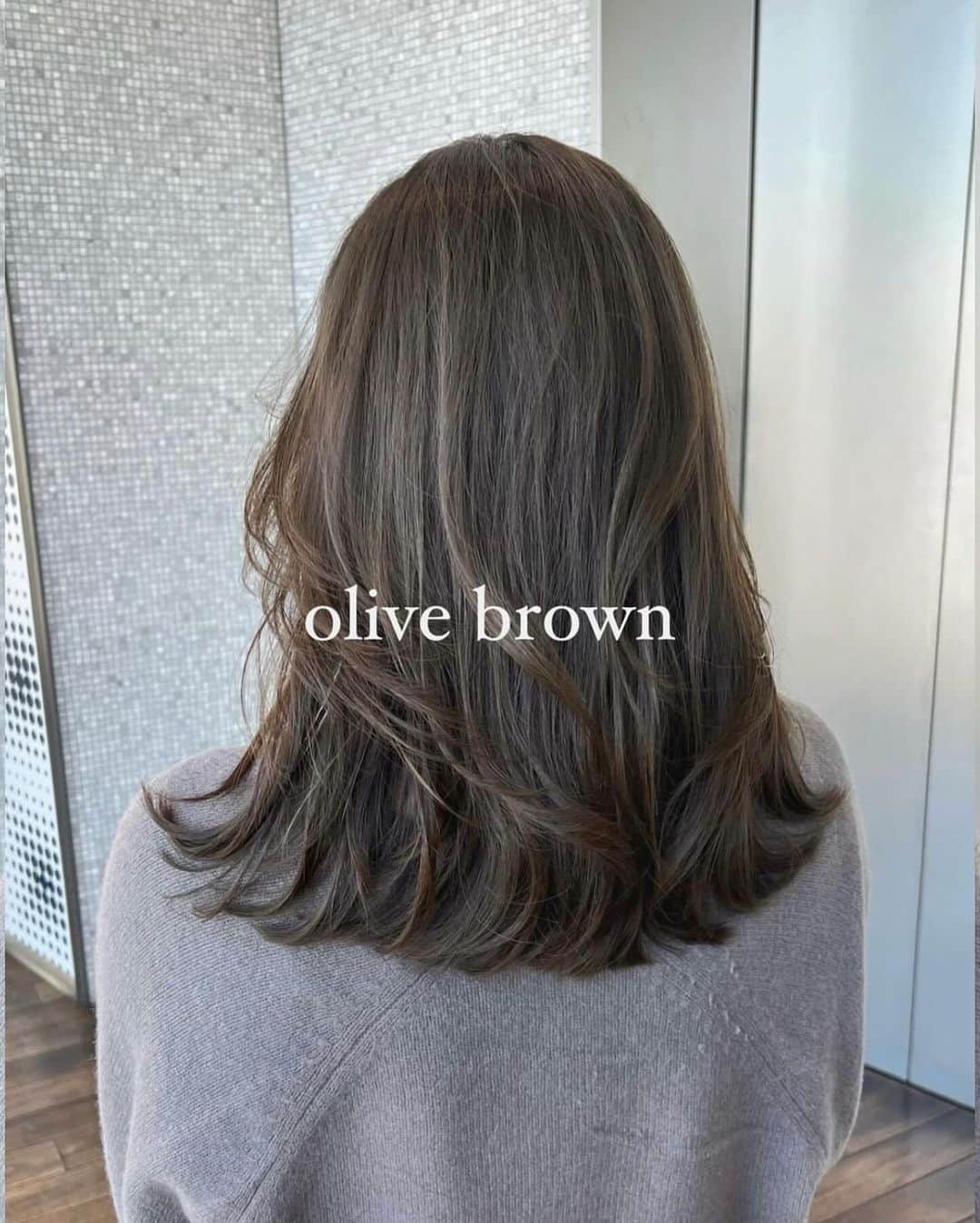 美容室ZACCのインスタグラム：「olive beige  カラーを繰り返しても、ダメージを感じない髪に🤍  低ダメージで髪に負担をかけないように 柔らかい仕上がりに🤍  綺麗な理想のヘアになりましょう🪞  可愛いくびれヘア ふんわりレイヤーヘア 綺麗め毛流れヘア、お任せください🤍  保存してカウンセリング時にお見せください🌱 ⁡ お気軽にご相談ください✂︎ stylist by ZACC vie @riiiiharu36   ーーーーーーーーーーーーーーーーーーーーーー 【ご新規様限定📣】 ZACCホームページのweb予約にて初回10%off🌿 ✔︎ザック全店ご新規様（表参道、銀座） ✔︎平日のみ対象 ✔︎カット、前髪カットのみ対象外  【price】 カット¥8,250→¥7,425 カット+カラー¥18,150→¥16,335 カット+カラー+トリートメント→¥25,850→¥23,265 その他全メニュー対象です🗣 （カットのみ、前髪カットのみ対象外） ーーーーーーーーーーーーーーーーーーーーーーーーーー 東京都港区北青山3-11-7 Aoビル4F 表参道駅B2出口　徒歩30秒 ☎︎03-5468-5882  #美容室#表参道#zacc#韓国風ヘア#韓国ヘア#レイヤーカット #レイヤースタイル #ミディアムヘア #くびれヘア #くびれミディ #くびれヘア #ヘアスタイル  #表参道美容室 #ザック #艶髪カラー#オリーブグレージュ #オリーブベージュ」
