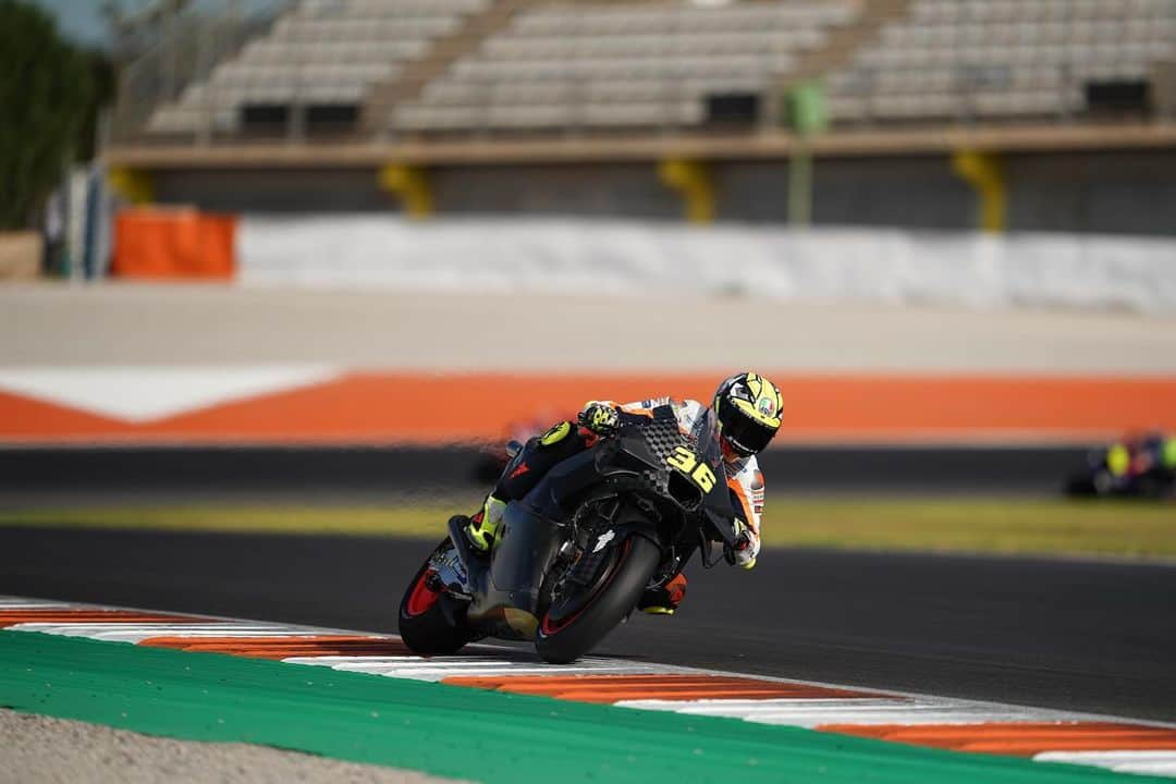 レプソル・ホンダさんのインスタグラム写真 - (レプソル・ホンダInstagram)「Positive steps all around for @joanmir36official at the #ValenciaTest.  Everyone inside and around HRC has been busy working away during the off season.  The countdown to the #SepangTest is on 👀」1月5日 20時18分 - hrc_motogp