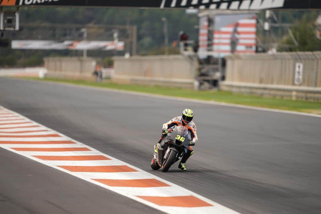 レプソル・ホンダさんのインスタグラム写真 - (レプソル・ホンダInstagram)「Positive steps all around for @joanmir36official at the #ValenciaTest.  Everyone inside and around HRC has been busy working away during the off season.  The countdown to the #SepangTest is on 👀」1月5日 20時18分 - hrc_motogp