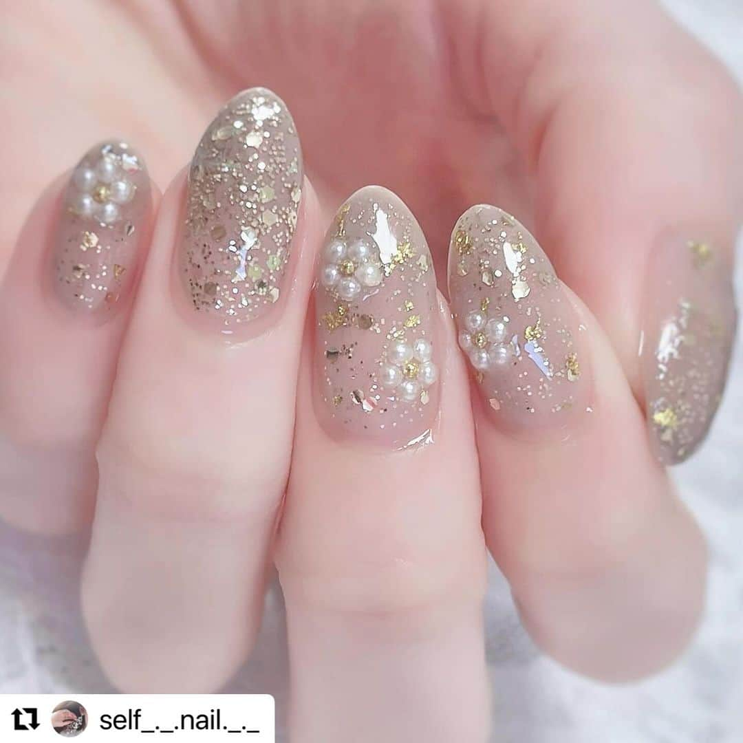 【PLANET NAIL（プラネット ネイル）】公式さんのインスタグラム写真 - (【PLANET NAIL（プラネット ネイル）】公式Instagram)「✰✰✰✰✰✰✰✰✰✰✰✰ PLANET Girl🪐  @self_._.nail._._ さま♡  カレンちゃん今年初ネイルは 贅沢ラメネイル🥺✨✨✨  カレンちゃんの手にかかれば ラメ同士を贅沢に重ねても 可愛く仕上がっちゃう😌🩷 ぜひぜひみんなもまねっこして お気に入りのラメ同士を贅沢に重ねて みてね✨✨✨✨✨ ━━━━━━━━━━━ ・・・ 成人式や、お着物にも👘🤍　　　　  　あけましておめでとうございます🐲   　　　　　  　新年初ネイルは、アンバサダーを務めさせてもらっている  　PLANET NAILのラメをたっぷり使った  　贅沢なラメネイル💅💛　　　　 　　　　　  　使用ポリッシュᝰ✍︎꙳⋆  ———————— @planet.jp PLB16 シリウスの光線 　　　　　　PLB38 ユニヴェールの足跡  @friendnail_official バレイミスト  ———————— 　　　　 　バレイミストをグラデにして、乾いたら  　シリウスの光線のラメを乗せる♡  　ポイントで金箔も少し乗せてます😚  　　　　 　薬指のみ、バレイミストを2度塗りした後あと  　ユニヴェールの足跡を乗せてからシリウスの光線を乗せてます  　透明感出る気がする🥰🩵　　　　 　　　　 　　　　 　パールのお花も追加してさらにゴージャスに💖✨ 　　　　 　　　　 　　　　 　ベースの色が落ち着いたカラーなので  　そこまで派手派手になりすぎなくてお気に入り💛  　でもゴールドを使っているのでおめでたい感じに🎍　　　　 　　　　 　　　　 　 　今年も素敵な一年になりますように🫰🏻✨  　 #selfnail #selfnails  #nailart #naildesign #instanails #nailstagram #polish #polishnail #nailpolish #セルフネイル #ポリッシュネイル #ネイルポリッシュ #ポリッシュ #マニキュア #手元クラブ #ラメネイル」1月5日 20時27分 - planet.jp