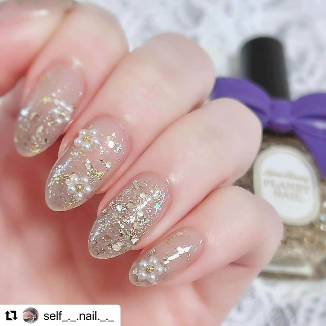 【PLANET NAIL（プラネット ネイル）】公式さんのインスタグラム写真 - (【PLANET NAIL（プラネット ネイル）】公式Instagram)「✰✰✰✰✰✰✰✰✰✰✰✰ PLANET Girl🪐  @self_._.nail._._ さま♡  カレンちゃん今年初ネイルは 贅沢ラメネイル🥺✨✨✨  カレンちゃんの手にかかれば ラメ同士を贅沢に重ねても 可愛く仕上がっちゃう😌🩷 ぜひぜひみんなもまねっこして お気に入りのラメ同士を贅沢に重ねて みてね✨✨✨✨✨ ━━━━━━━━━━━ ・・・ 成人式や、お着物にも👘🤍　　　　  　あけましておめでとうございます🐲   　　　　　  　新年初ネイルは、アンバサダーを務めさせてもらっている  　PLANET NAILのラメをたっぷり使った  　贅沢なラメネイル💅💛　　　　 　　　　　  　使用ポリッシュᝰ✍︎꙳⋆  ———————— @planet.jp PLB16 シリウスの光線 　　　　　　PLB38 ユニヴェールの足跡  @friendnail_official バレイミスト  ———————— 　　　　 　バレイミストをグラデにして、乾いたら  　シリウスの光線のラメを乗せる♡  　ポイントで金箔も少し乗せてます😚  　　　　 　薬指のみ、バレイミストを2度塗りした後あと  　ユニヴェールの足跡を乗せてからシリウスの光線を乗せてます  　透明感出る気がする🥰🩵　　　　 　　　　 　　　　 　パールのお花も追加してさらにゴージャスに💖✨ 　　　　 　　　　 　　　　 　ベースの色が落ち着いたカラーなので  　そこまで派手派手になりすぎなくてお気に入り💛  　でもゴールドを使っているのでおめでたい感じに🎍　　　　 　　　　 　　　　 　 　今年も素敵な一年になりますように🫰🏻✨  　 #selfnail #selfnails  #nailart #naildesign #instanails #nailstagram #polish #polishnail #nailpolish #セルフネイル #ポリッシュネイル #ネイルポリッシュ #ポリッシュ #マニキュア #手元クラブ #ラメネイル」1月5日 20時27分 - planet.jp