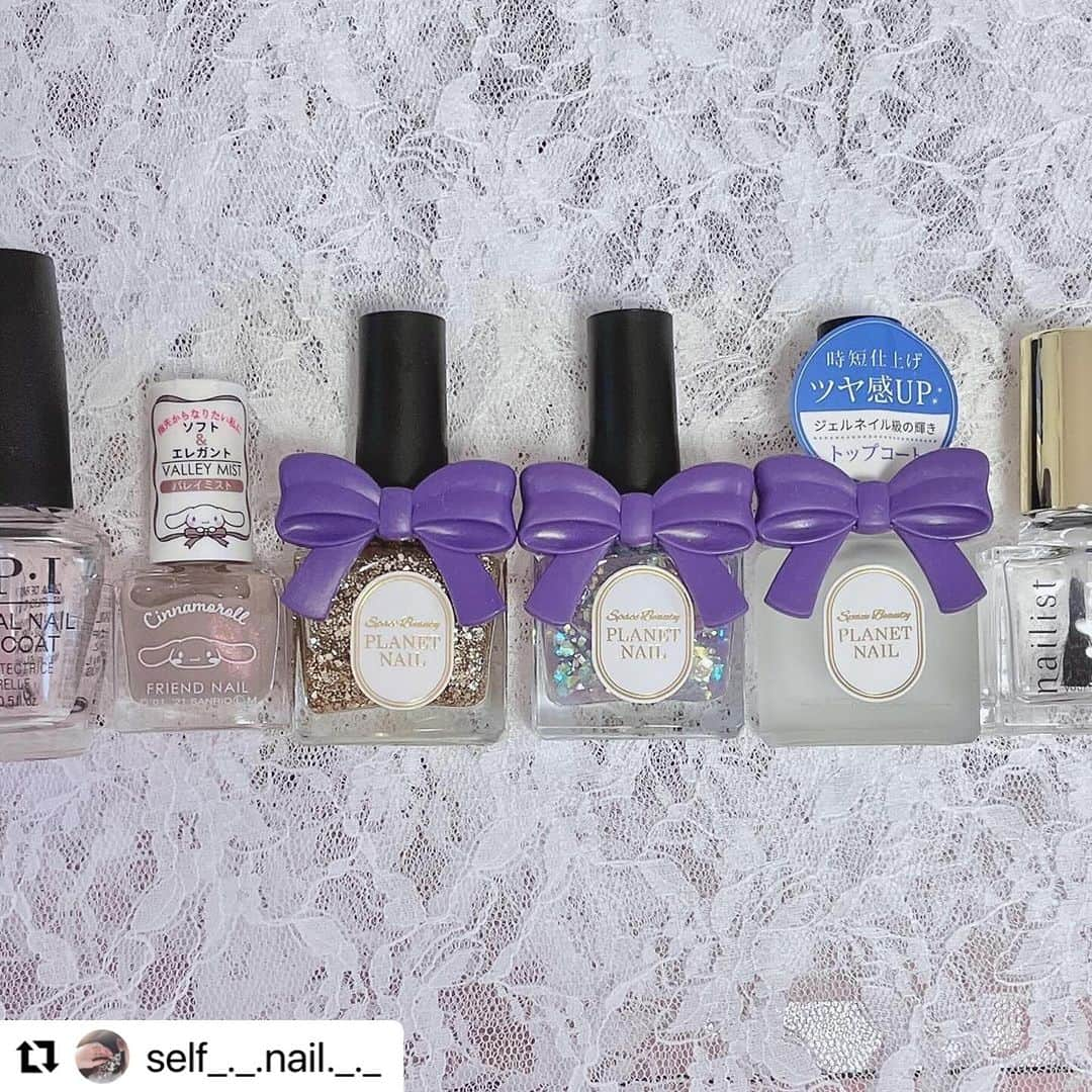 【PLANET NAIL（プラネット ネイル）】公式さんのインスタグラム写真 - (【PLANET NAIL（プラネット ネイル）】公式Instagram)「✰✰✰✰✰✰✰✰✰✰✰✰ PLANET Girl🪐  @self_._.nail._._ さま♡  カレンちゃん今年初ネイルは 贅沢ラメネイル🥺✨✨✨  カレンちゃんの手にかかれば ラメ同士を贅沢に重ねても 可愛く仕上がっちゃう😌🩷 ぜひぜひみんなもまねっこして お気に入りのラメ同士を贅沢に重ねて みてね✨✨✨✨✨ ━━━━━━━━━━━ ・・・ 成人式や、お着物にも👘🤍　　　　  　あけましておめでとうございます🐲   　　　　　  　新年初ネイルは、アンバサダーを務めさせてもらっている  　PLANET NAILのラメをたっぷり使った  　贅沢なラメネイル💅💛　　　　 　　　　　  　使用ポリッシュᝰ✍︎꙳⋆  ———————— @planet.jp PLB16 シリウスの光線 　　　　　　PLB38 ユニヴェールの足跡  @friendnail_official バレイミスト  ———————— 　　　　 　バレイミストをグラデにして、乾いたら  　シリウスの光線のラメを乗せる♡  　ポイントで金箔も少し乗せてます😚  　　　　 　薬指のみ、バレイミストを2度塗りした後あと  　ユニヴェールの足跡を乗せてからシリウスの光線を乗せてます  　透明感出る気がする🥰🩵　　　　 　　　　 　　　　 　パールのお花も追加してさらにゴージャスに💖✨ 　　　　 　　　　 　　　　 　ベースの色が落ち着いたカラーなので  　そこまで派手派手になりすぎなくてお気に入り💛  　でもゴールドを使っているのでおめでたい感じに🎍　　　　 　　　　 　　　　 　 　今年も素敵な一年になりますように🫰🏻✨  　 #selfnail #selfnails  #nailart #naildesign #instanails #nailstagram #polish #polishnail #nailpolish #セルフネイル #ポリッシュネイル #ネイルポリッシュ #ポリッシュ #マニキュア #手元クラブ #ラメネイル」1月5日 20時27分 - planet.jp