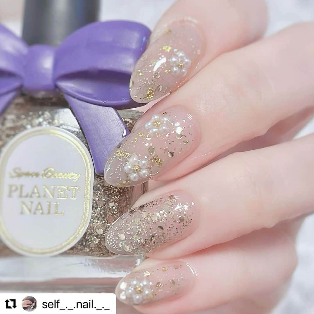 【PLANET NAIL（プラネット ネイル）】公式さんのインスタグラム写真 - (【PLANET NAIL（プラネット ネイル）】公式Instagram)「✰✰✰✰✰✰✰✰✰✰✰✰ PLANET Girl🪐  @self_._.nail._._ さま♡  カレンちゃん今年初ネイルは 贅沢ラメネイル🥺✨✨✨  カレンちゃんの手にかかれば ラメ同士を贅沢に重ねても 可愛く仕上がっちゃう😌🩷 ぜひぜひみんなもまねっこして お気に入りのラメ同士を贅沢に重ねて みてね✨✨✨✨✨ ━━━━━━━━━━━ ・・・ 成人式や、お着物にも👘🤍　　　　  　あけましておめでとうございます🐲   　　　　　  　新年初ネイルは、アンバサダーを務めさせてもらっている  　PLANET NAILのラメをたっぷり使った  　贅沢なラメネイル💅💛　　　　 　　　　　  　使用ポリッシュᝰ✍︎꙳⋆  ———————— @planet.jp PLB16 シリウスの光線 　　　　　　PLB38 ユニヴェールの足跡  @friendnail_official バレイミスト  ———————— 　　　　 　バレイミストをグラデにして、乾いたら  　シリウスの光線のラメを乗せる♡  　ポイントで金箔も少し乗せてます😚  　　　　 　薬指のみ、バレイミストを2度塗りした後あと  　ユニヴェールの足跡を乗せてからシリウスの光線を乗せてます  　透明感出る気がする🥰🩵　　　　 　　　　 　　　　 　パールのお花も追加してさらにゴージャスに💖✨ 　　　　 　　　　 　　　　 　ベースの色が落ち着いたカラーなので  　そこまで派手派手になりすぎなくてお気に入り💛  　でもゴールドを使っているのでおめでたい感じに🎍　　　　 　　　　 　　　　 　 　今年も素敵な一年になりますように🫰🏻✨  　 #selfnail #selfnails  #nailart #naildesign #instanails #nailstagram #polish #polishnail #nailpolish #セルフネイル #ポリッシュネイル #ネイルポリッシュ #ポリッシュ #マニキュア #手元クラブ #ラメネイル」1月5日 20時27分 - planet.jp