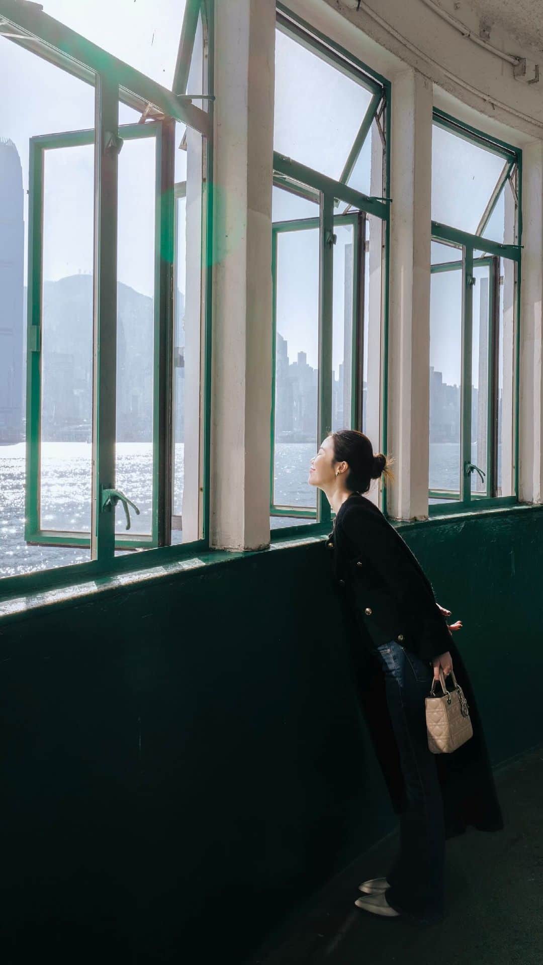 Discover Hong Kongのインスタグラム：「🎊Get ready for an even more exciting 2024! Join us to experience the vibrant energy of Hong Kong at lively festivals and events.​🥂  From the lively Chinese New Year Parade🧧 to the gathering of top-notch artists and art enthusiasts at Art Basel🎨, from the pulse-pounding Hong Kong Sevens rugby tournament🏉 to the mouthwatering Wine & Dine Festival🍸 that take place in a breathtaking setting, each month promises astonishing surprises.​  📅 Click here to mark the dates on your calendar: bit.ly/4awGG69    🎊新一年，新旅程！迎接更精采的2024年，無數熱鬧非凡的節慶同活動已經準備就緒。🥂​   喺香港呢個充滿活力嘅城市，幾乎每個月都有好多值得期待嘅節慶及活動等你一齊參與——例如人山人海嘅新春花車巡遊🧧、集合咗頂尖藝術家同愛好者嘅巴塞爾藝術展🎨、令人血脈賁張嘅香港國際七人欖球賽🏉、喺醉人美景下享受美味嘅美酒佳餚巡禮🍸等等。種種驚喜即將襲來！ ​  📅Click埋入嚟Mark低啲日子啦：bit.ly/41BGAGd  #HelloHongKong #DiscoverHongKong 📅🌟📅🌟📅🌟📅🌟📅🌟📅🌟📅🌟📅🌟 🎁 Travellers can get ‘Hong Kong Night Treats’ dining vouchers to elevate your nightlife experience in Hong Kong!💡 Stay tuned for our next #HongKongAfter6! 👀 Check out the details here: bit.ly/HKNightTreatsEN. 🎁 想知嚟緊夜晚有乜玩？記得跟貼我哋嘅 #HongKongAfter6 👀，而家遊客仲可以享用「香港夜饗樂」餐飲消費券，盡情享受香港之夜！💡詳情請留意 bit.ly/HKNightTreatsTC」