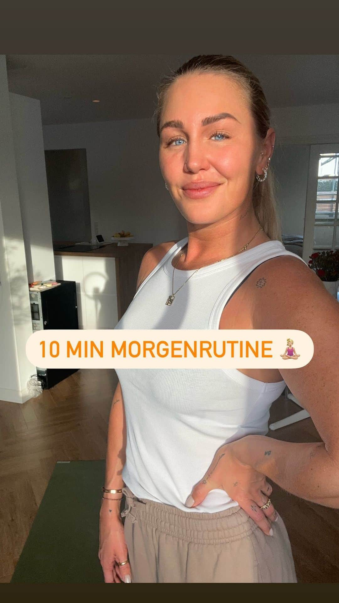 ヤネッテ・オッテセンのインスタグラム：「Morgenfrisk og klar til dagen!?  Her er en hurtig 10-minutters træning designet specielt til travle mødre. Lad os sammen arbejde på styrke, energi og velvære! 🌞  Lav evt 2 runder i alt. 1 minut i hver øvelse. Den sidste øvelse, side planken, kan du lave 30 sek på hver side 😉💪🏽  NYD DET! - og rigtig god weekend derude ♥️🙏🏽💪🏽  #TravleMødre #MorgenTræning #StærkStart  #jeanetteottesencoaching」