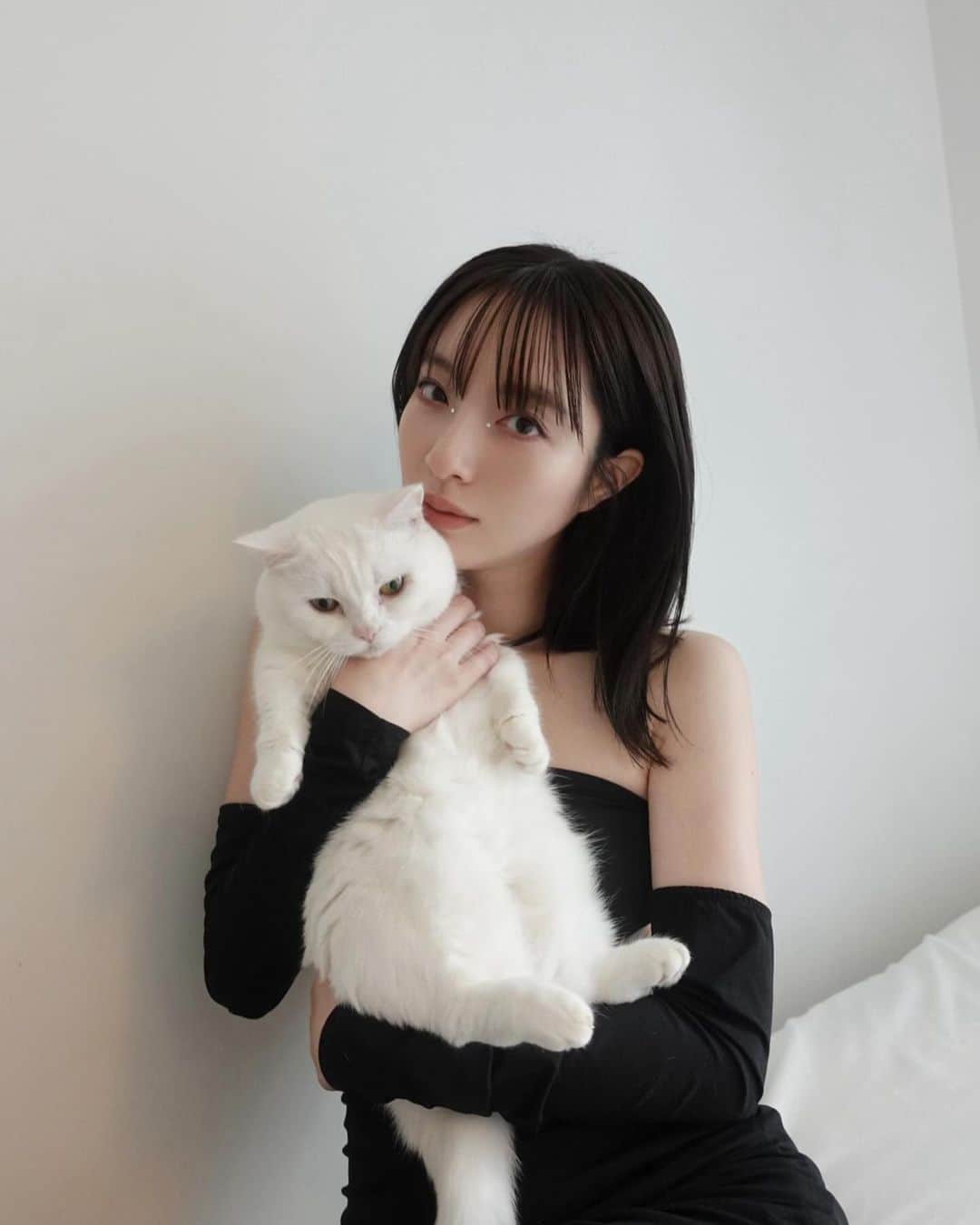 佐藤さきのインスタグラム：「2024年🐉 あけましておめでとう御座います。 今年もよろしくお願いします🎍☀️  今年もより一層活躍の場を 広げられるように頑張ります〜！  新年から心が痛いニュースが続いております… 皆さんが幸せいっぱいの毎日を過ごせますように。 心よりお祈り申し上げます。  佐藤さき」