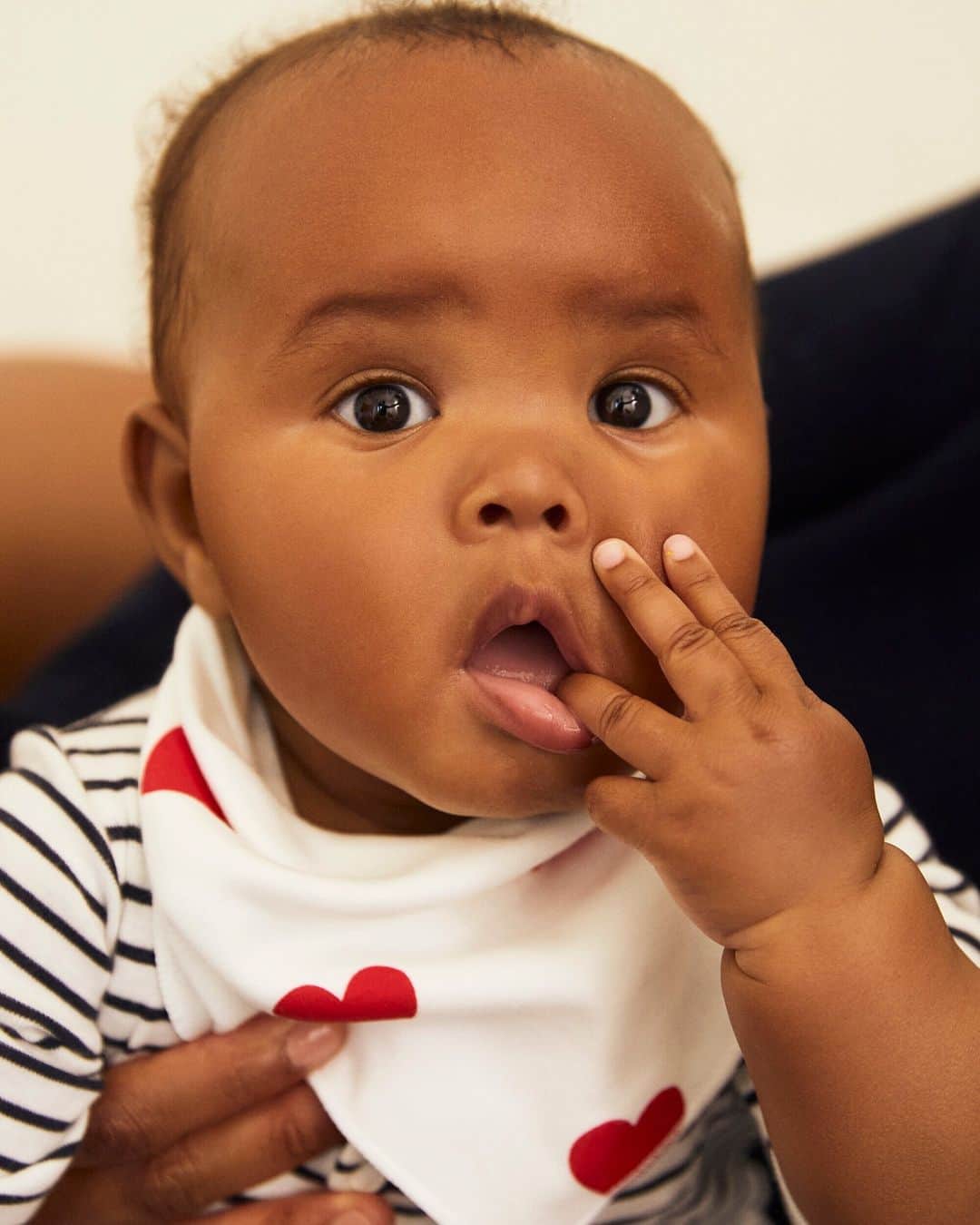 プチバトーのインスタグラム：「A quel âge votre bébé a eu sa première quenotte ?   ➡️ Le saviez-vous ? En étant inscrit à notre programme de fidélité la Grande Tribu, Petit Bateau offre un bavoir aux nouveaux parents dès 49 euros d’achat* 🐣  *Retrouvez toutes les informations et conditions sur notre site internet 💻  // How old was your baby when he had his.her first little tooth 👶?」