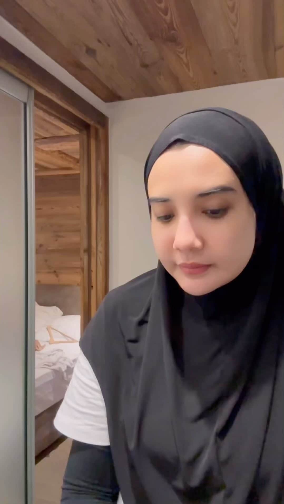 Zaskia Sungkarのインスタグラム：「2024 NO MORE DEHYDRATION 🙅🏼‍♀️  Karena kulit aku cenderung kering, aku harus lebih ekstra lagi dalam perawatan kulit wajah aku. Untungnya ada @msglowbeauty Biome & Barrier Cream yang bener - bener memenuhi kebutuhan hidrasi dalam kulit wajahku karena dapat membantu menjaga hidrasi secara mendalam hingga 72 jam dan dapat membantu memperkuat skin barrierku ❤️  Secinta itu sama @msglowbeauty 💖 Nyesel banget sih kalo belom cobain Biome & Barrier Cream, buruan cek @msglowbeauty dan langsung check out!!👀」