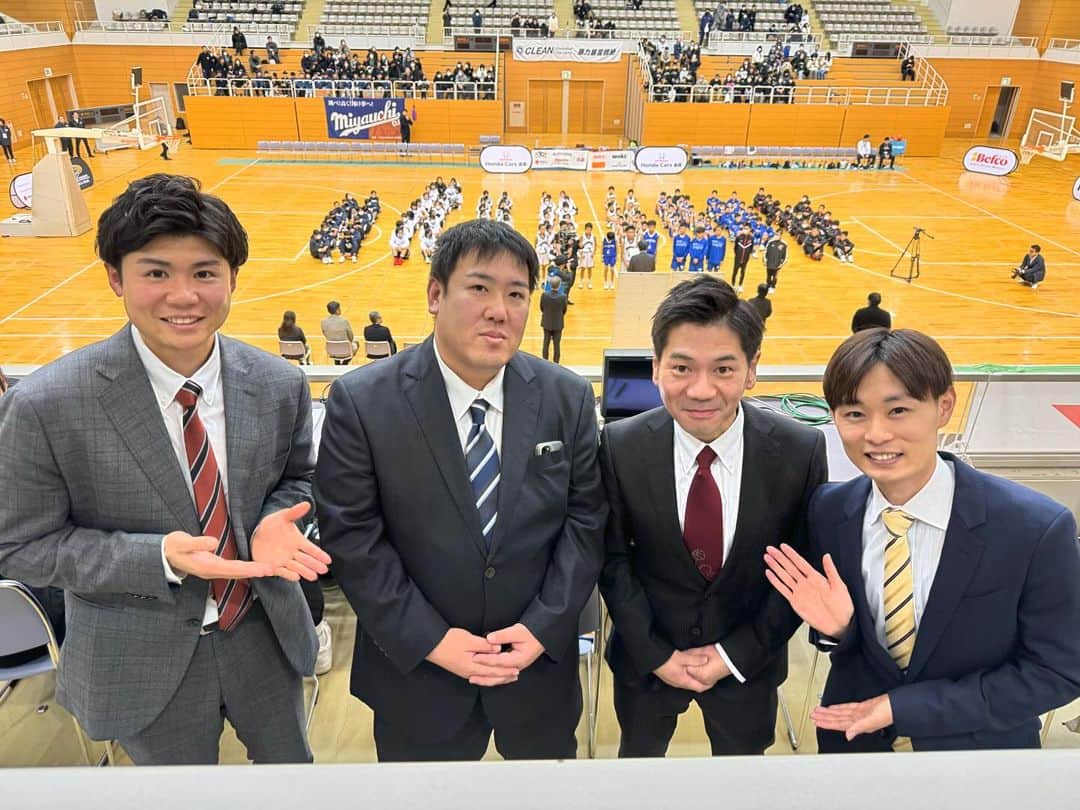 大角怜司さんのインスタグラム写真 - (大角怜司Instagram)「【ホンダカーズ長岡カップ🏀】  先月の23.24日に行われた 「ホンダカーズ長岡カップ 第45回新潟県U12バスケットボール大会」  今回は、男子の実況を担当させてもらい 小学生たちの一生懸命なプレーに胸が熱くなりました。  熱戦の模様をUXでは、あす午後3時半から放送します。  悲しいニュースが続く中、スポーツの力で 少しでも笑顔や元気が届くことを祈っております。  #ホンダカーズ長岡カップ #ミニバス#バスケ #実況#アナウンサー #UX#新潟テレビ21」1月5日 17時49分 - ux_ogaku.reiji