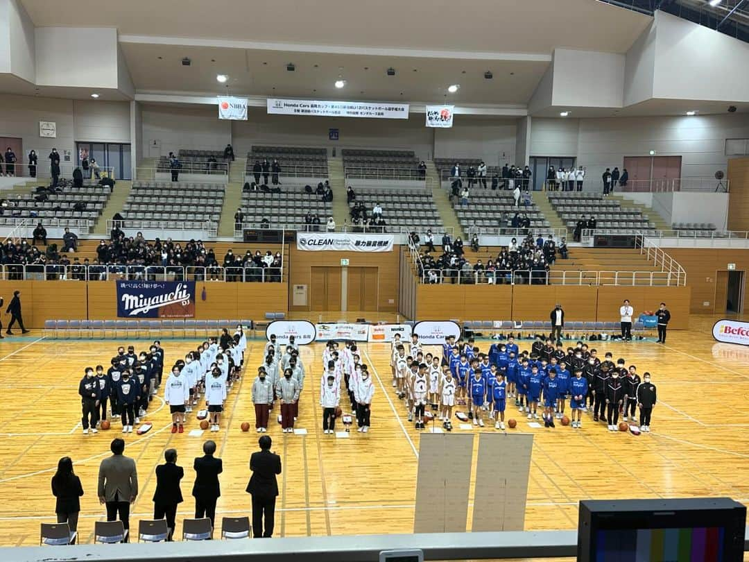 大角怜司さんのインスタグラム写真 - (大角怜司Instagram)「【ホンダカーズ長岡カップ🏀】  先月の23.24日に行われた 「ホンダカーズ長岡カップ 第45回新潟県U12バスケットボール大会」  今回は、男子の実況を担当させてもらい 小学生たちの一生懸命なプレーに胸が熱くなりました。  熱戦の模様をUXでは、あす午後3時半から放送します。  悲しいニュースが続く中、スポーツの力で 少しでも笑顔や元気が届くことを祈っております。  #ホンダカーズ長岡カップ #ミニバス#バスケ #実況#アナウンサー #UX#新潟テレビ21」1月5日 17時49分 - ux_ogaku.reiji