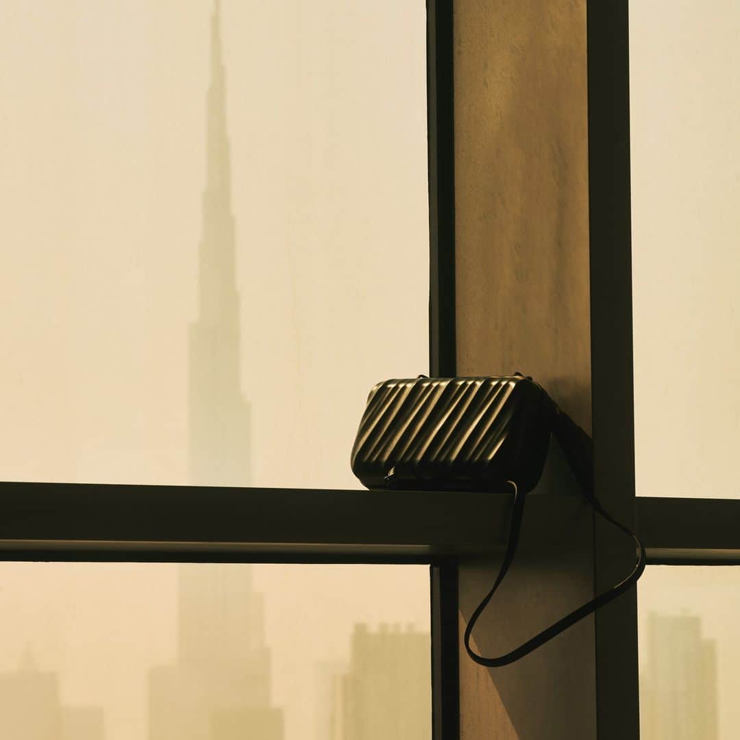 トゥミのインスタグラム：「You can now carry the signature contours of 19 Degree Aluminum anywhere and everywhere. Your plus one, everyday companion and travel partner, our new convertible minaudiere comes with two additional straps to fit your vibe of the day.  #TUMI19D」
