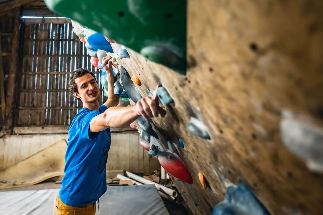 アダム・オンドラさんのインスタグラム写真 - (アダム・オンドラInstagram)「I would be a more complex climber if I had known this years ago 😎 I am talking about different grip types on the edge in the new video in the Tips & Tricks series on my YouTube channel ⚡- the link is in BIO. You are aware of full crimp, open crimp and open hand. Still, we will discuss much deeper each of them, their advantages, disadvantages, potential health risks and my opinions in a very practical lesson for beginners or advanced climbers ✊  After this lesson, you'll know how to use different grips on the edge, and you'll find out what I personally regret in the case of the proper and efficient grip position.   See you there ✌  Pics by @pavel_klement and @pet.phot   #adamondra #AO #TipsandTricks #climbing #climber #climbinginspiration #training #bouldering #boulderproblem #crimp #lezeni #euroholds @euroholds」1月6日 2時33分 - adam.ondra