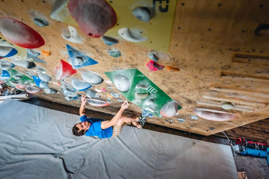 アダム・オンドラさんのインスタグラム写真 - (アダム・オンドラInstagram)「I would be a more complex climber if I had known this years ago 😎 I am talking about different grip types on the edge in the new video in the Tips & Tricks series on my YouTube channel ⚡- the link is in BIO. You are aware of full crimp, open crimp and open hand. Still, we will discuss much deeper each of them, their advantages, disadvantages, potential health risks and my opinions in a very practical lesson for beginners or advanced climbers ✊  After this lesson, you'll know how to use different grips on the edge, and you'll find out what I personally regret in the case of the proper and efficient grip position.   See you there ✌  Pics by @pavel_klement and @pet.phot   #adamondra #AO #TipsandTricks #climbing #climber #climbinginspiration #training #bouldering #boulderproblem #crimp #lezeni #euroholds @euroholds」1月6日 2時33分 - adam.ondra